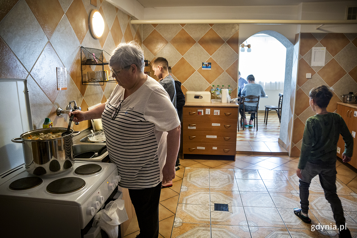 Wolontariuszka Bożena Bergius gotuje dla Ukraińc&oacute;w ros&oacute;ł. Fot. Przemysław Kozłowski