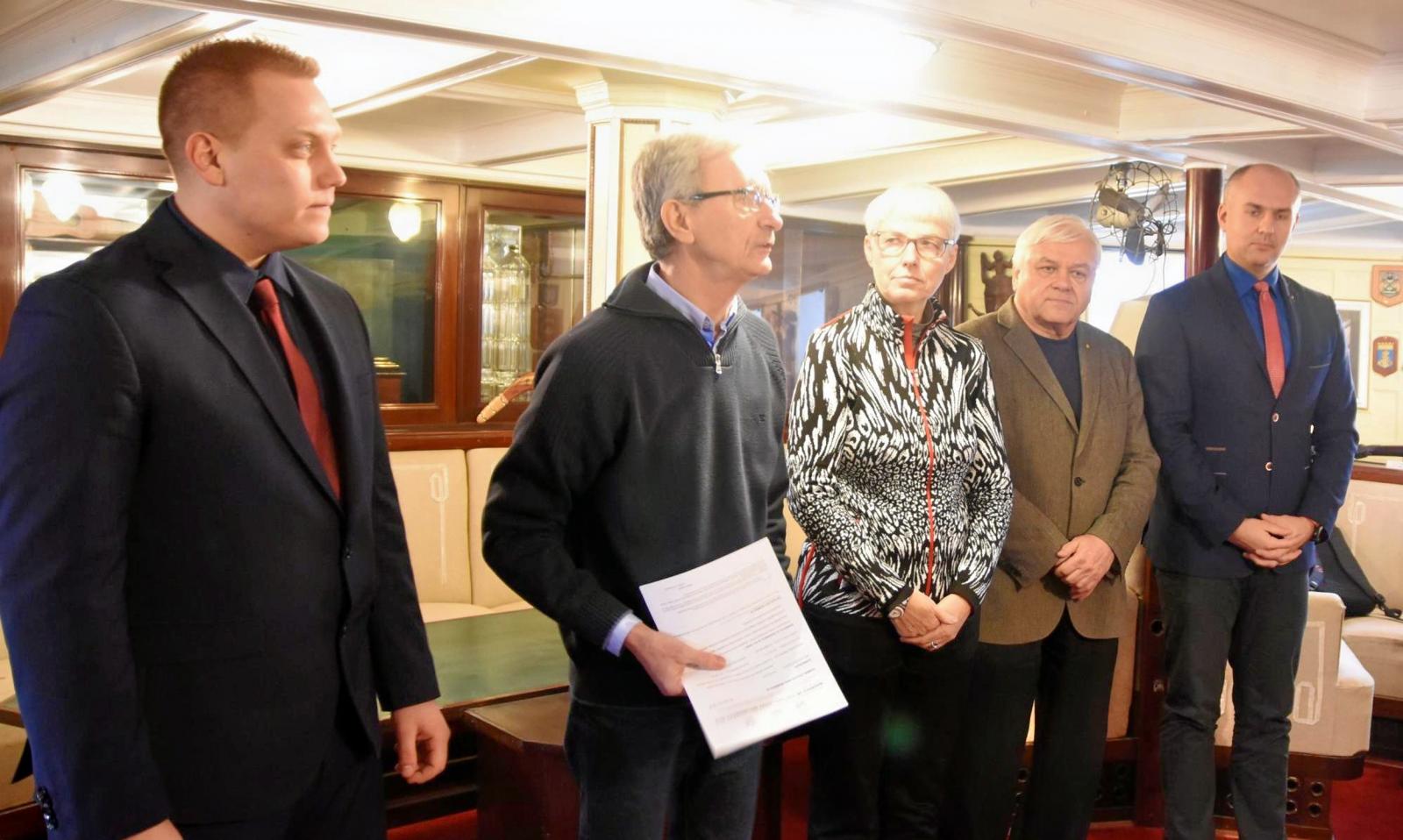 O przyznaniu nagrody dla Piotra Kulczyckiego poinformowano dzisiaj na pokładzie &bdquo;Daru Młodzieży&rdquo;. Fot. Arleta Bolda-G&oacute;rna