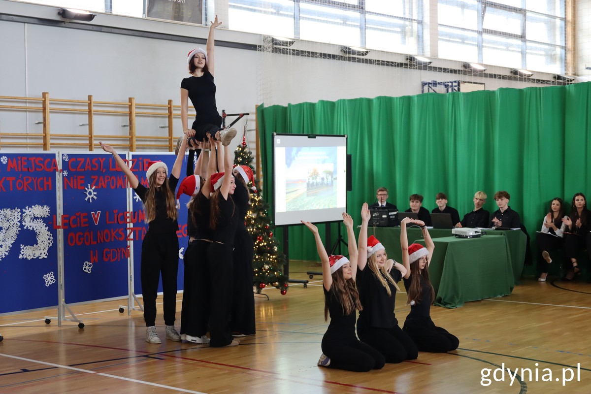 Występy artystyczne uczni&oacute;w z okazji jubileuszu V LO im. płk. Stanisława Dąbka