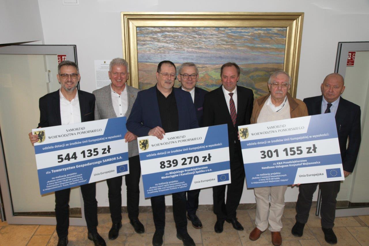Wręcznie pamiątkowych czek&oacute;w z dofinansowaniem unijnym. Na zdjęciu Mieczysław Struk, marszałek WP, wicemarszałek WP Wiesław Byczkowski oraz benefincjenci: K&K Przedsiębiorstwo Handlowo-Usługowe Krzysztof Wojdanowicz, Miejskie Przedsiębiorstwo Wodociąg&oacute;w i Kanalizacji Sp&oacute;łka z o.o., Towarzystwo Gospodarcze Sambor S.A.. Fot. materiały prasowe Urzędu Marszałkowskiego.