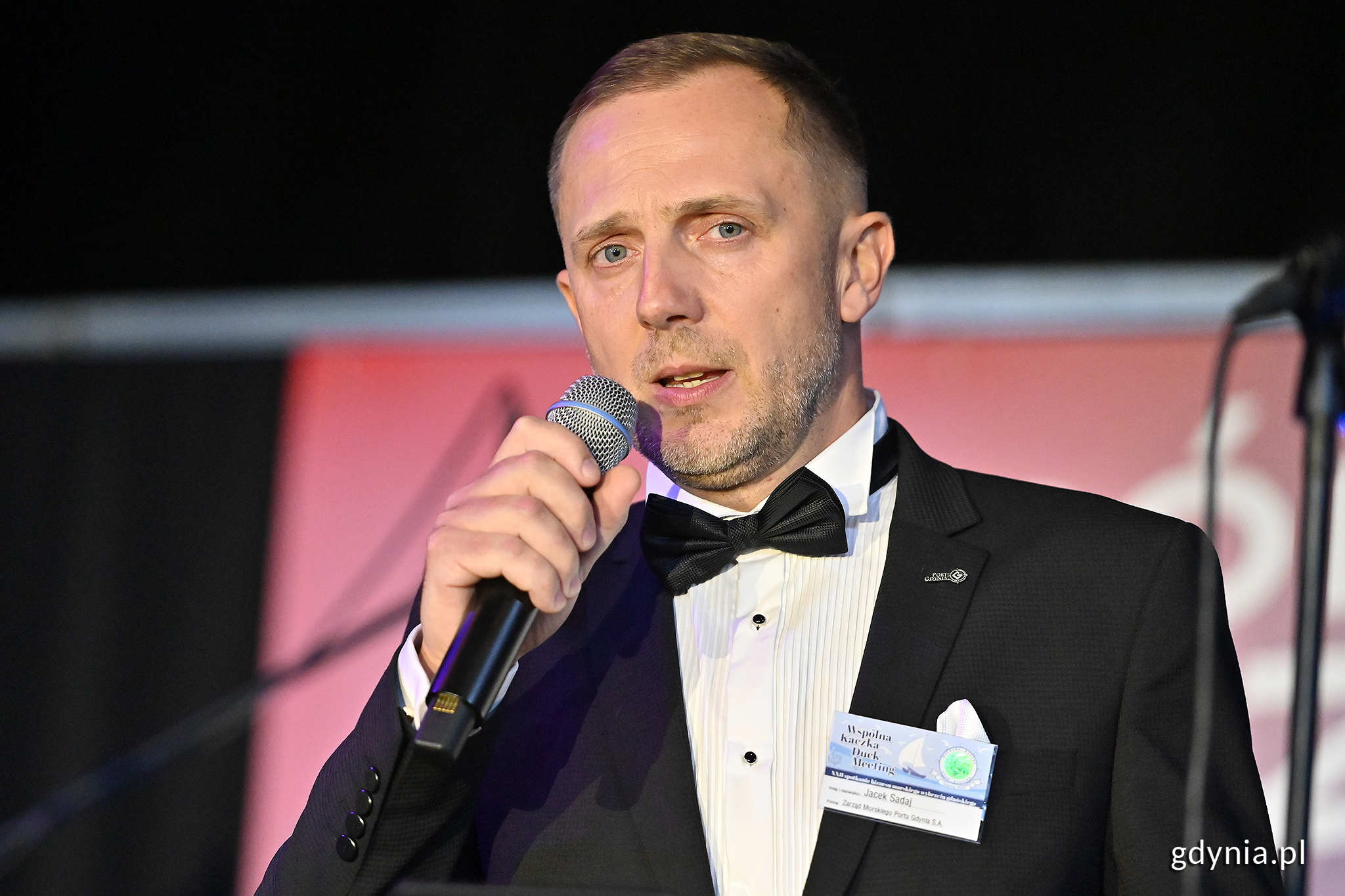 Jacek Sadaj, prezes Zarządu Morskiego Portu Gdynia z nagrodą specjalną &bdquo;Bursztynowa Kaczka&rdquo; // fot. Michał Puszczewicz
