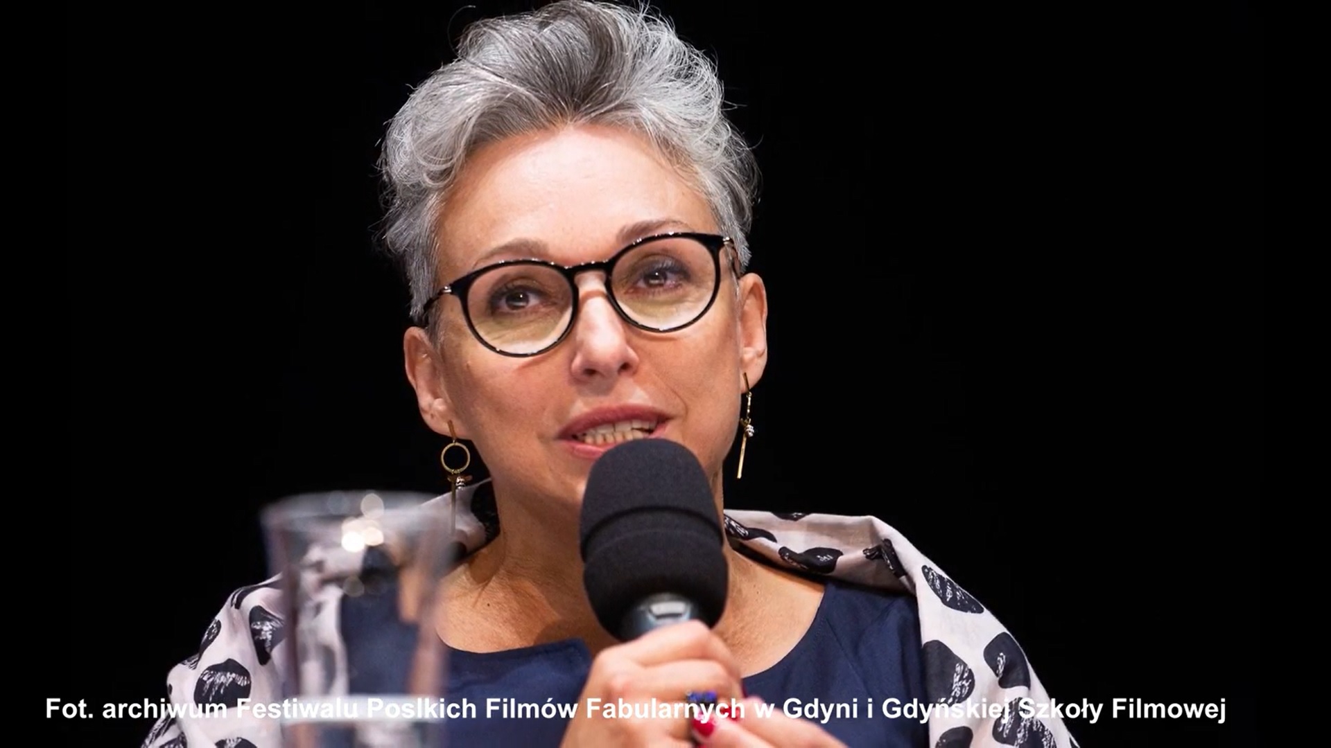 Jak one to robią? - Kinga Dębska. Na zdjęciu reżyserka Kinga Dębska z mikrofonem.