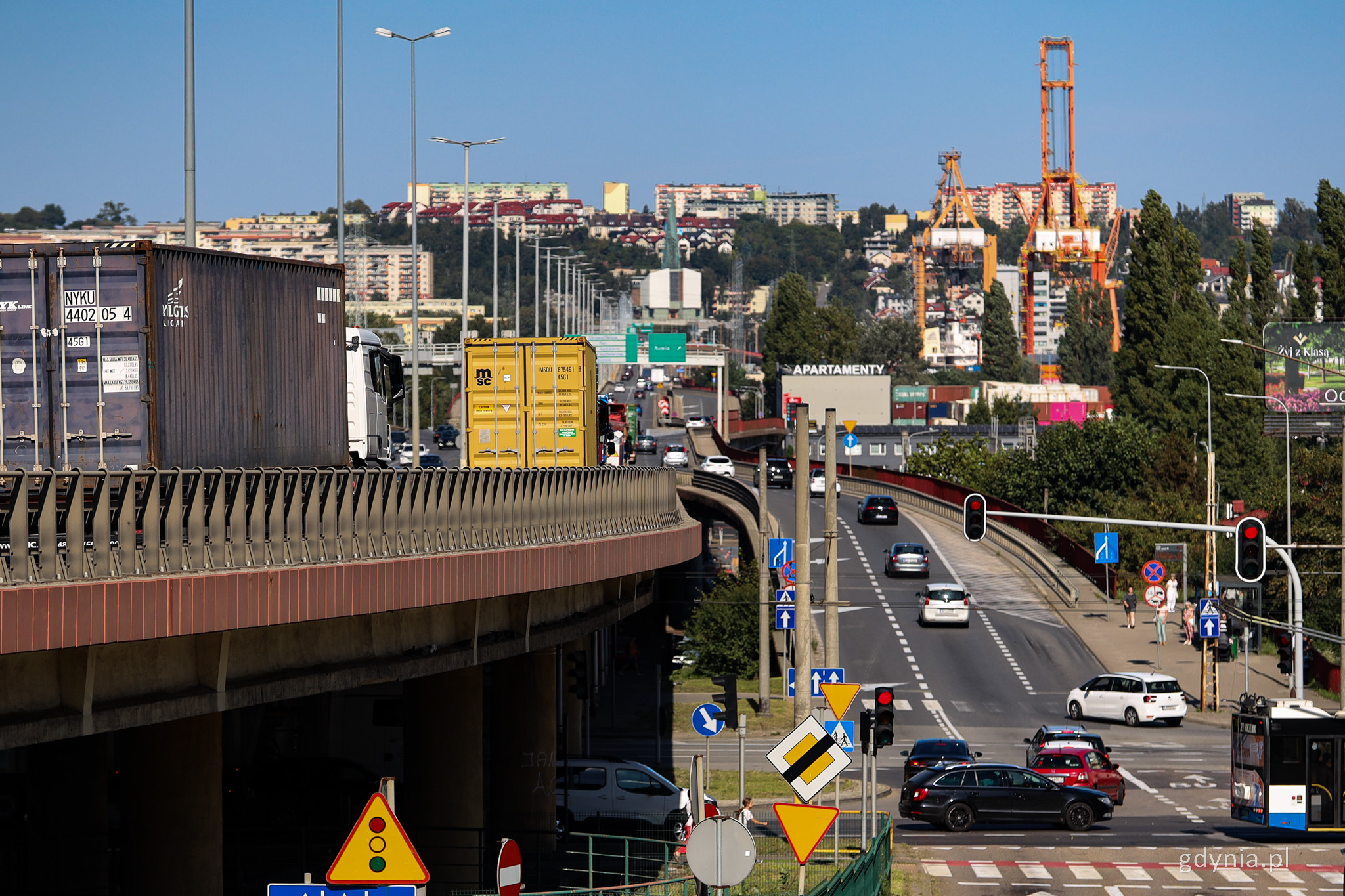 Estakada Kwiatkowskiego, ciężar&oacute;wki, samochody, w tle Obłuże
