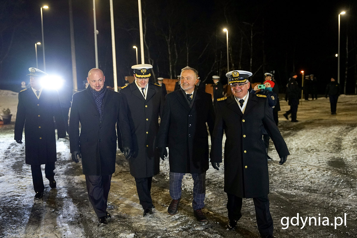 Jacek Siewiera - szef BBN, prezydent Gdyni Wojciech Szczurek i wiceadm. Krzysztof Jaworski - dow&oacute;dca Centrum Operacji Morskich - dow&oacute;dca Komponentu Morskiego podczas capstrzyku z okazji 105. rocznicy utworzenia Marynarki Wojennej // fot. Mirosław Pieślak