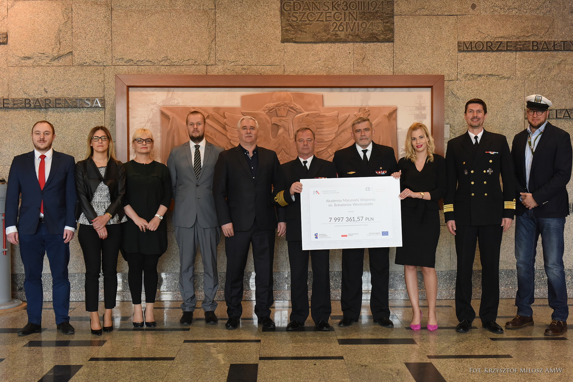 Uczestnicy projektu wraz z rektorem &ndash; komendantem AMW kmdr. prof. dr. hab. Tomaszem Szubrychtem, fot. Krzysztof Miłosz