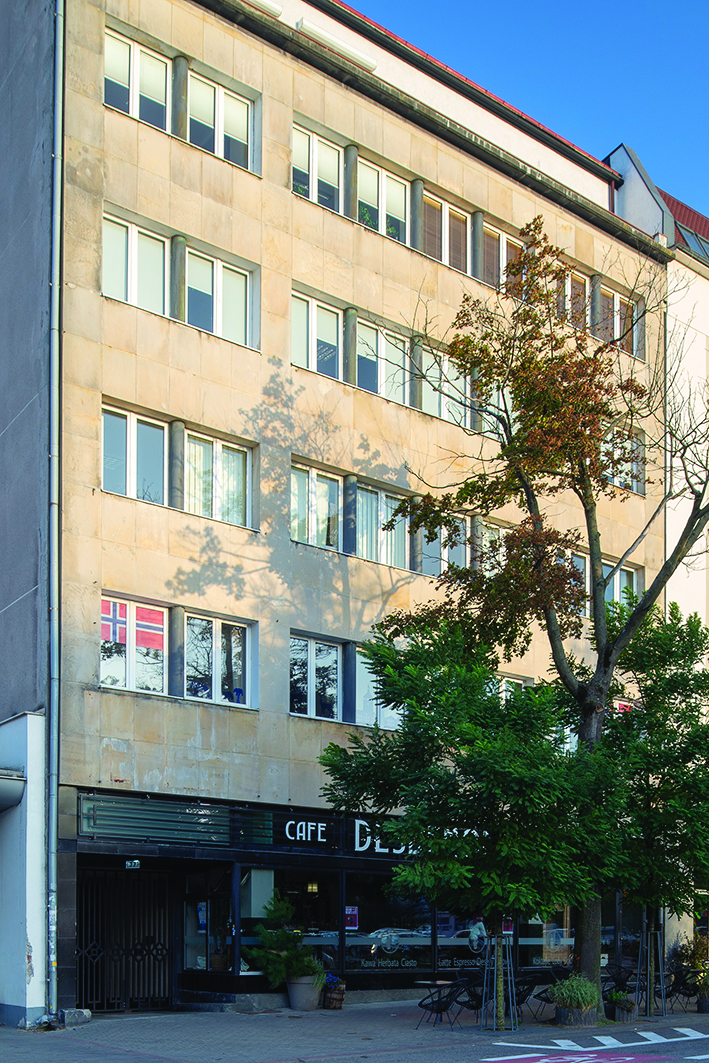 Kamienica firmy &bdquo;Pantarei&rdquo; przy ul. Abrahama 37, widoczne charakterystyczne zr&oacute;żnicowanie odcienia poszczeg&oacute;lnych płyt piaskowca.