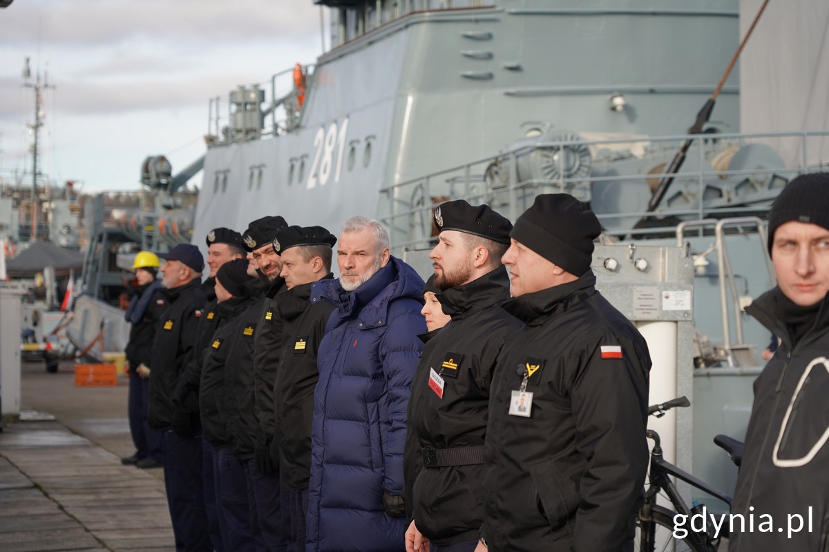 Kadra AMW żegnająca wypływających student&oacute;w