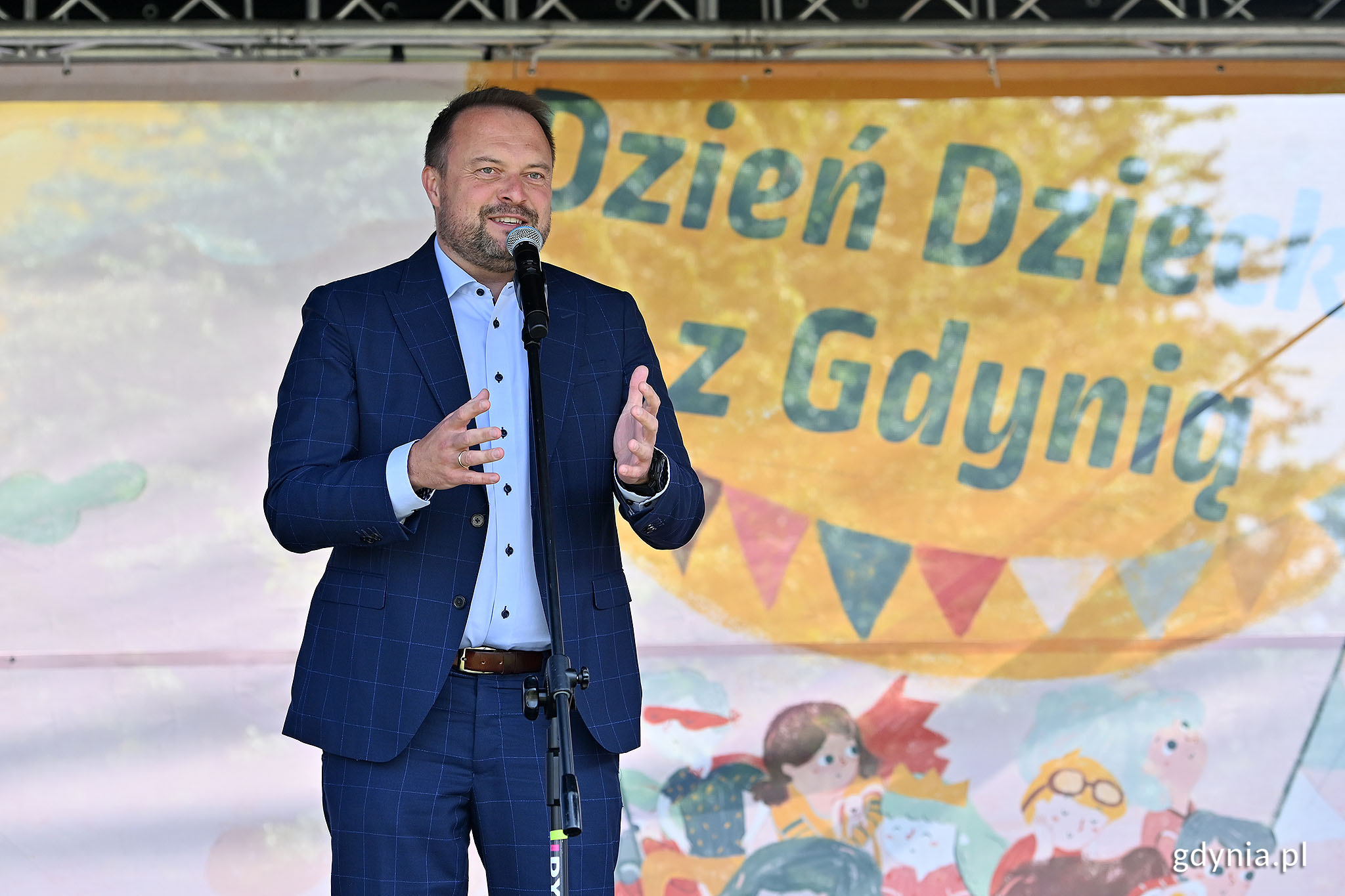 Marek Łucyk, wiceprezydent Gdyni ds. rozwoju wita uczestnik&oacute;w festynu w Kolibkach, fot. Michał Puszczewicz