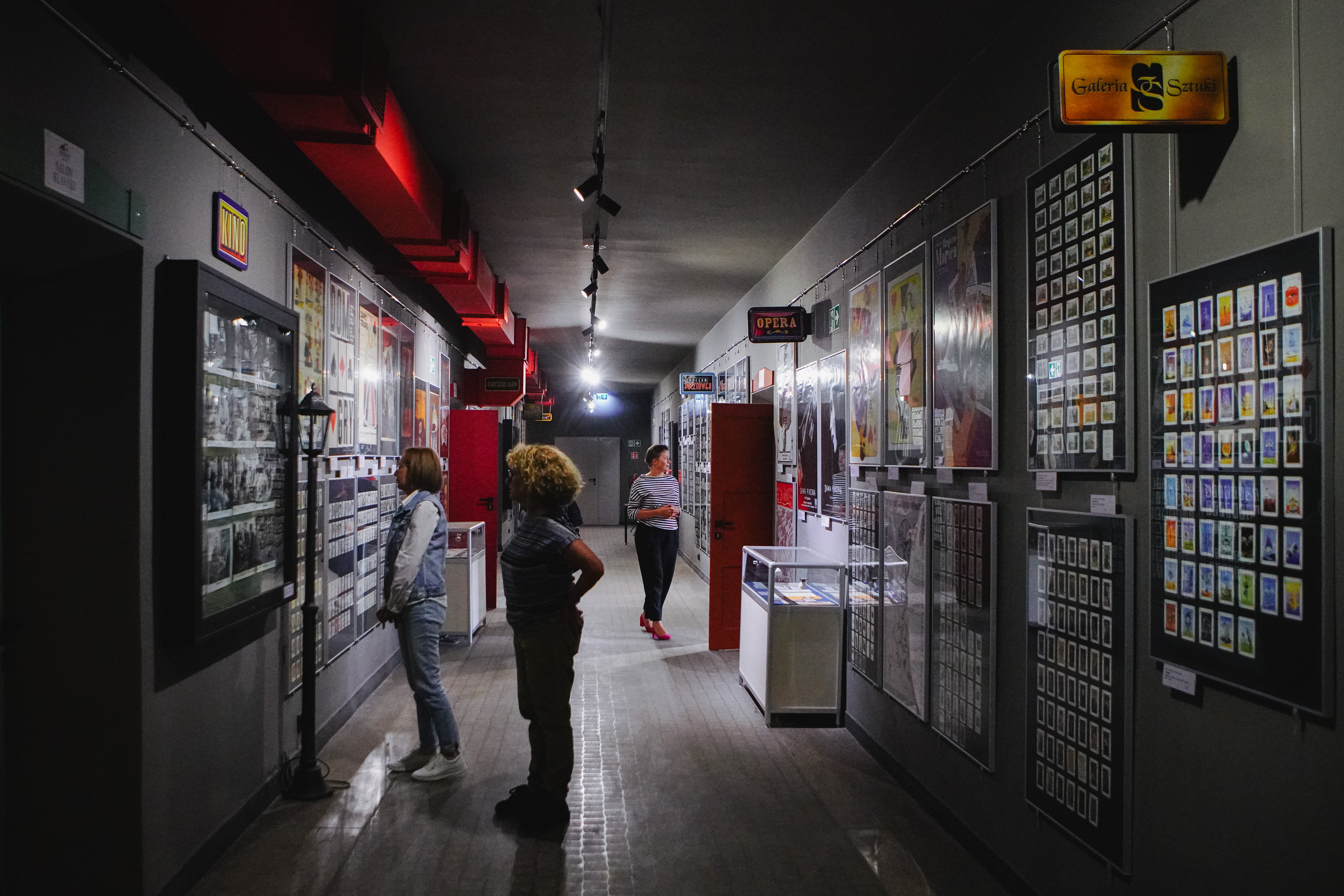 Muzeum Kart do Gry &bdquo;Ulica Brydżowa&rdquo; z odwiedzającymi // fot. Anna Rezulak