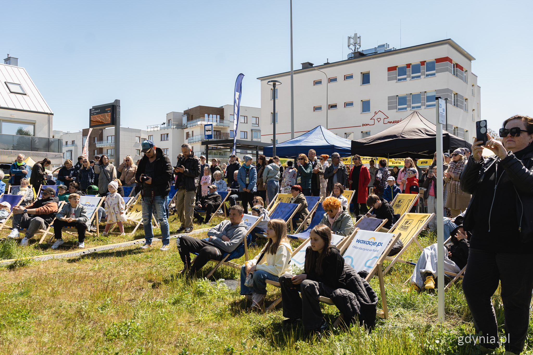 Polana przy pętli na Małym Kacku, namioty, leżaki, kilkadziesiąt os&oacute;b stoi i siedzi na leżakach
