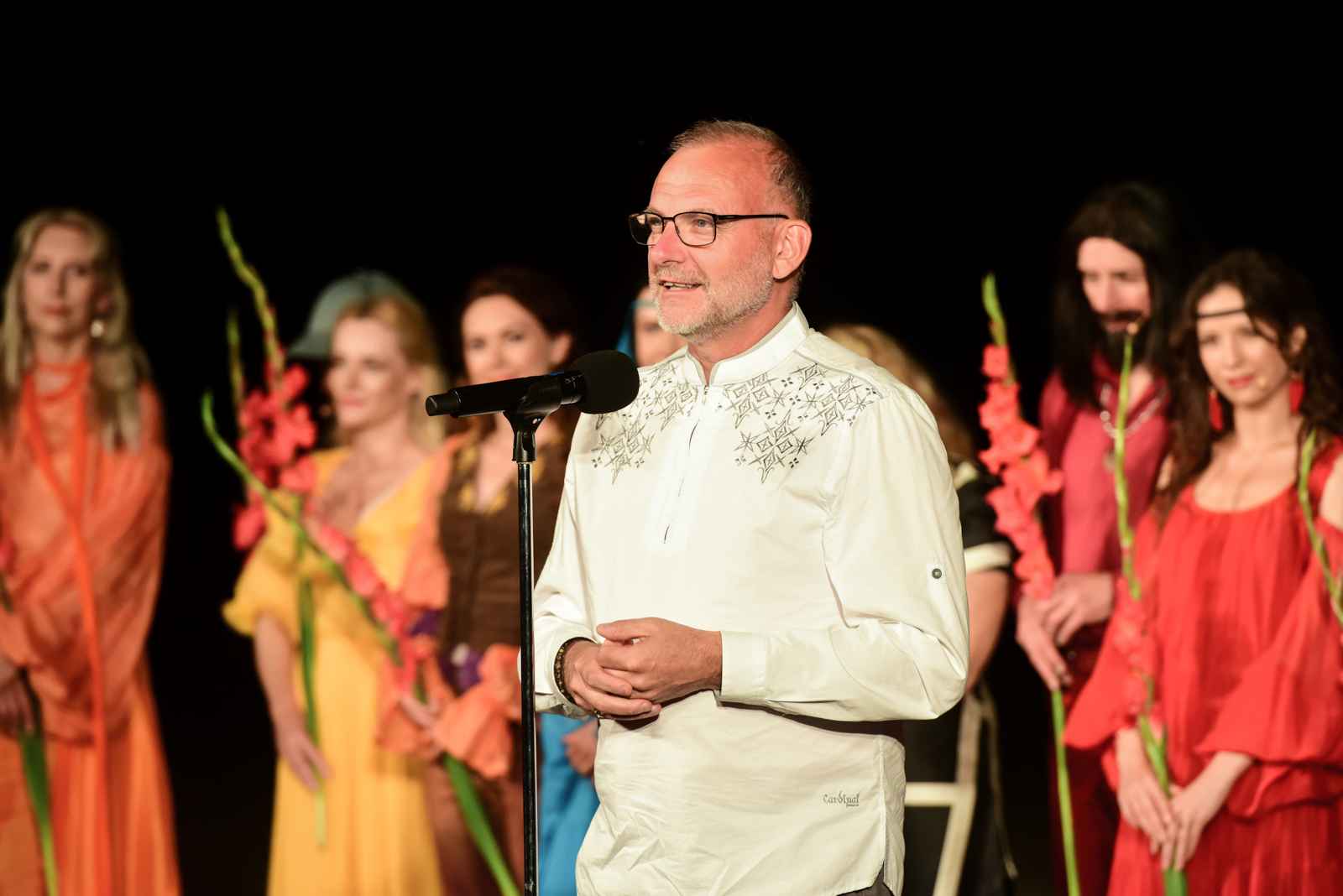 Wiceprezydent Gdyni Michał Guć przemawia podczas zamknięcia 26. sezonu Sceny Letniej na plaży w Orłowie // fot. Roman Jocher