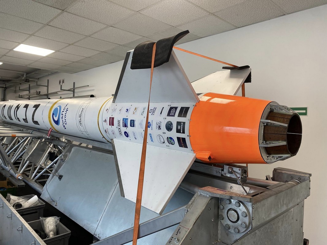 Rakieta &bdquo;Perun&rdquo; z naklejkami patron&oacute;w i partner&oacute;w projektu na poszyciu // fot. materiały prasowe SpaceForest