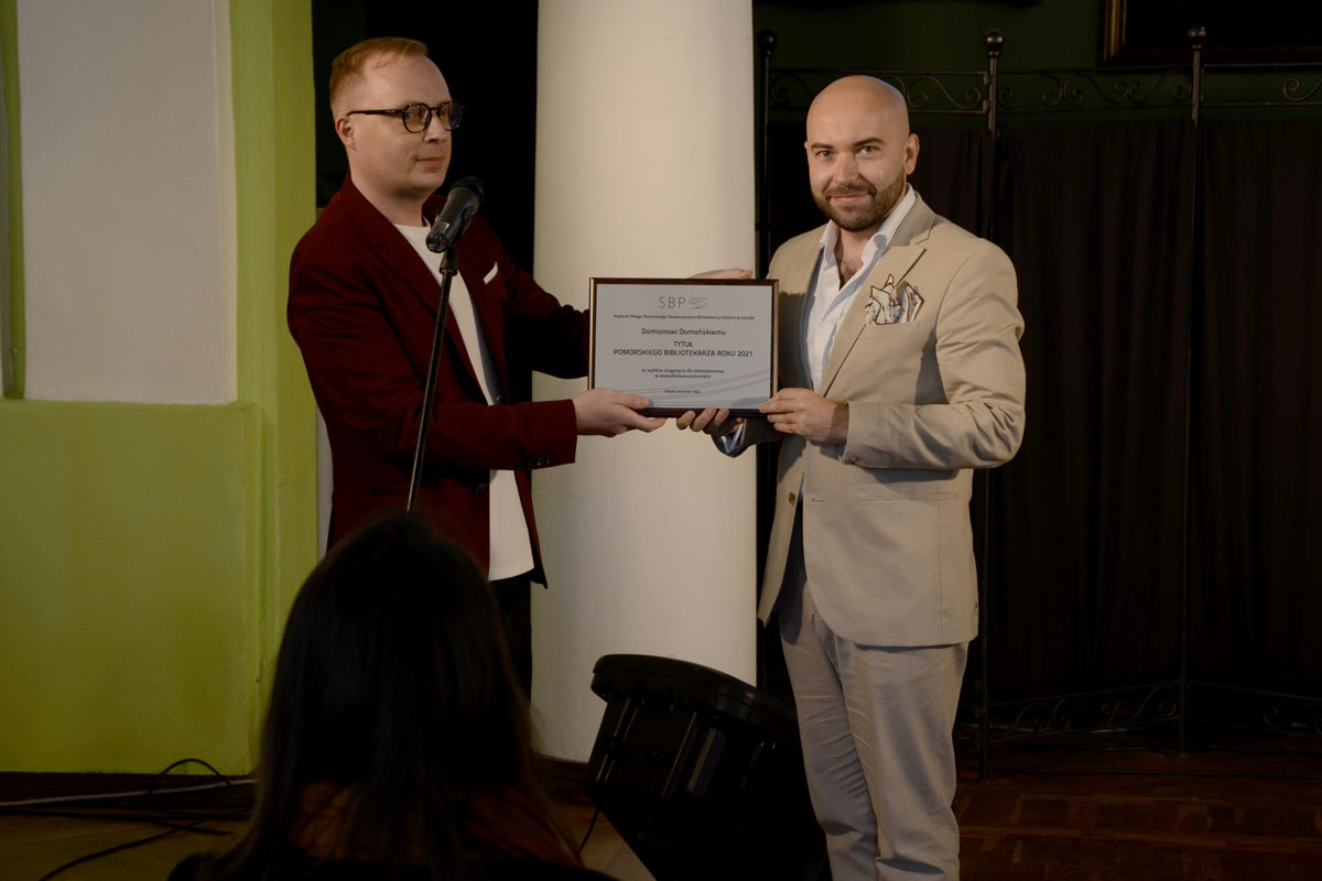 Damian Domański, laureat tytułu Pomorski Bibliotekarz Roku 2021. Fot. Magdalena Podniesińska