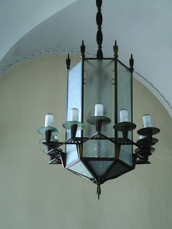 Lampa wisząca w stylu art deco z&nbsp;końca lat 20. XX w. w gł&oacute;wnym holu budynku Banku Polskiego przy ul. 10 Lutego 20-22
