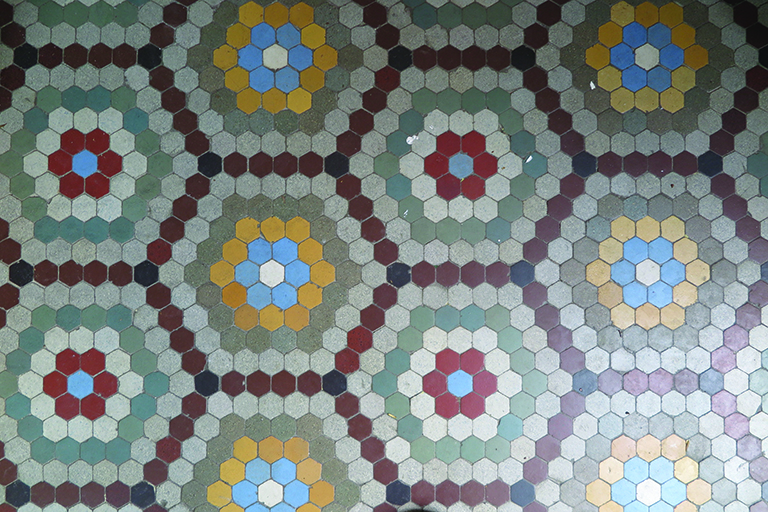 Posadzka w powojennym budynku mieszkalnym na Kamiennej G&oacute;rze, wykonana z drobnych wielobarwnych płytek sześciobocznych