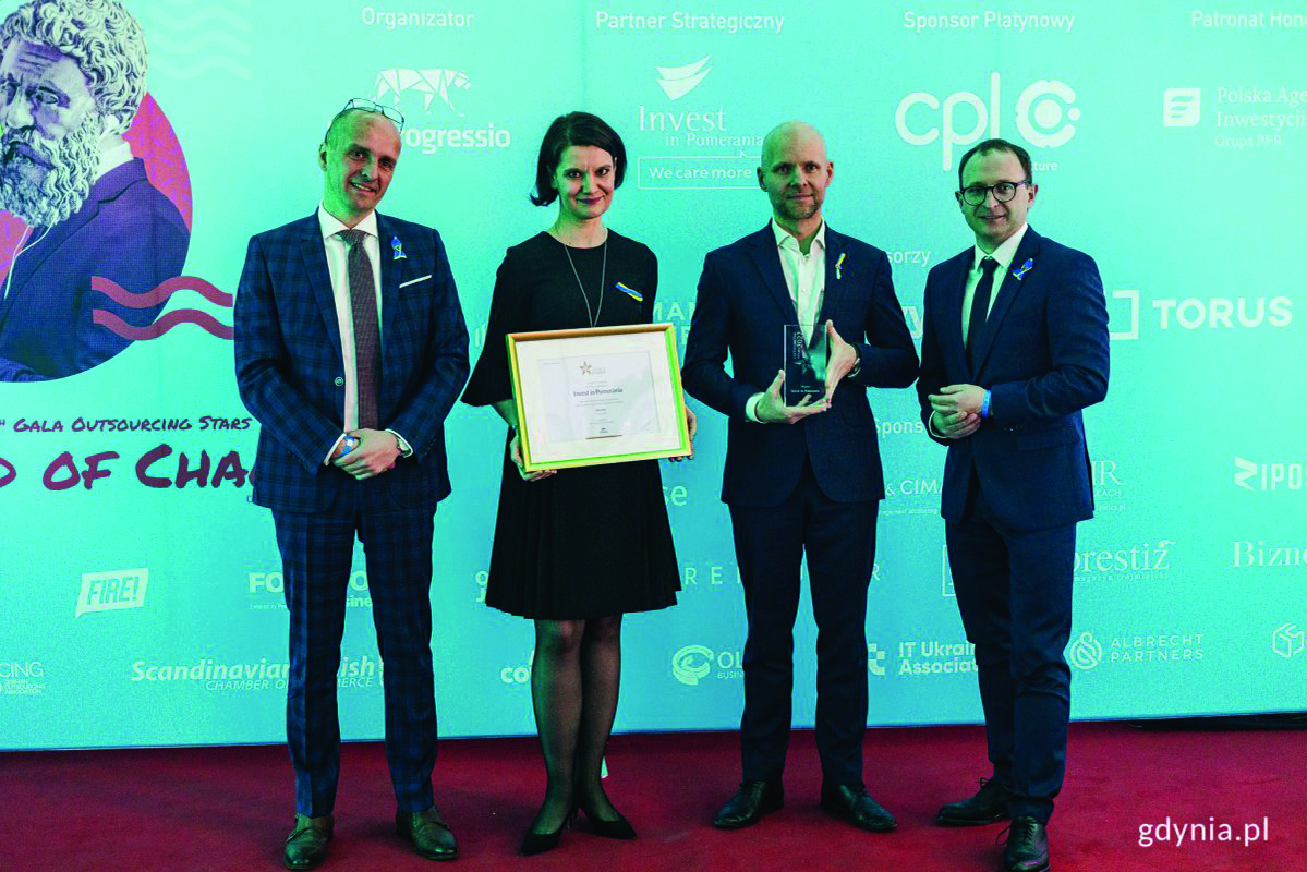 Reprezentanci Tr&oacute;jmiasta z nagrodą dla najprężniej rozwijającego się obszaru dla inwestor&oacute;w i przedsiębiorc&oacute;w z sektora BSS. Stoją, od lewej: Piotr Ciechowicz (Agencja Rozwoju Pomorza), Katarzyna Gruszecka-Spychała (wiceprezydent Gdyni ds. gospodarki), Alan Aleksandrowicz (zastępca prezydent Gdańska ds. inwestycji) i Marcin Skwierawski (wiceprezydent Sopotu), fot. Karol Stańczak