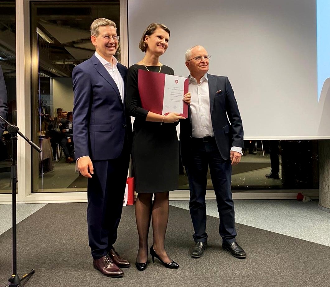 Alumna LAP wiceprezydent Gdyni Katarzyna Gruszecka-Spychała z wykładowcami LAP - prof. Cezarym W&oacute;jcikiem i Dr. John J. Scherer. Źr&oacute;dło: archiwum prywatne