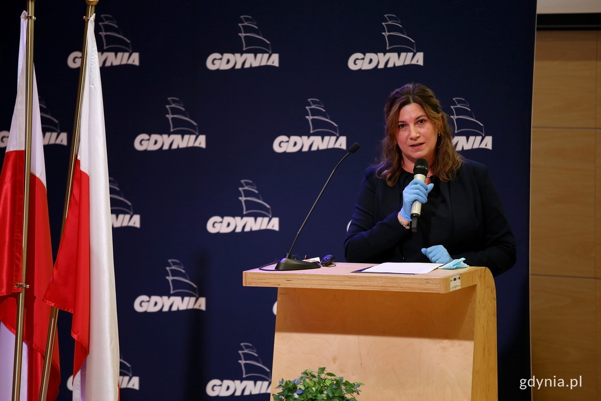 kobieta stoi przed mikrofonem