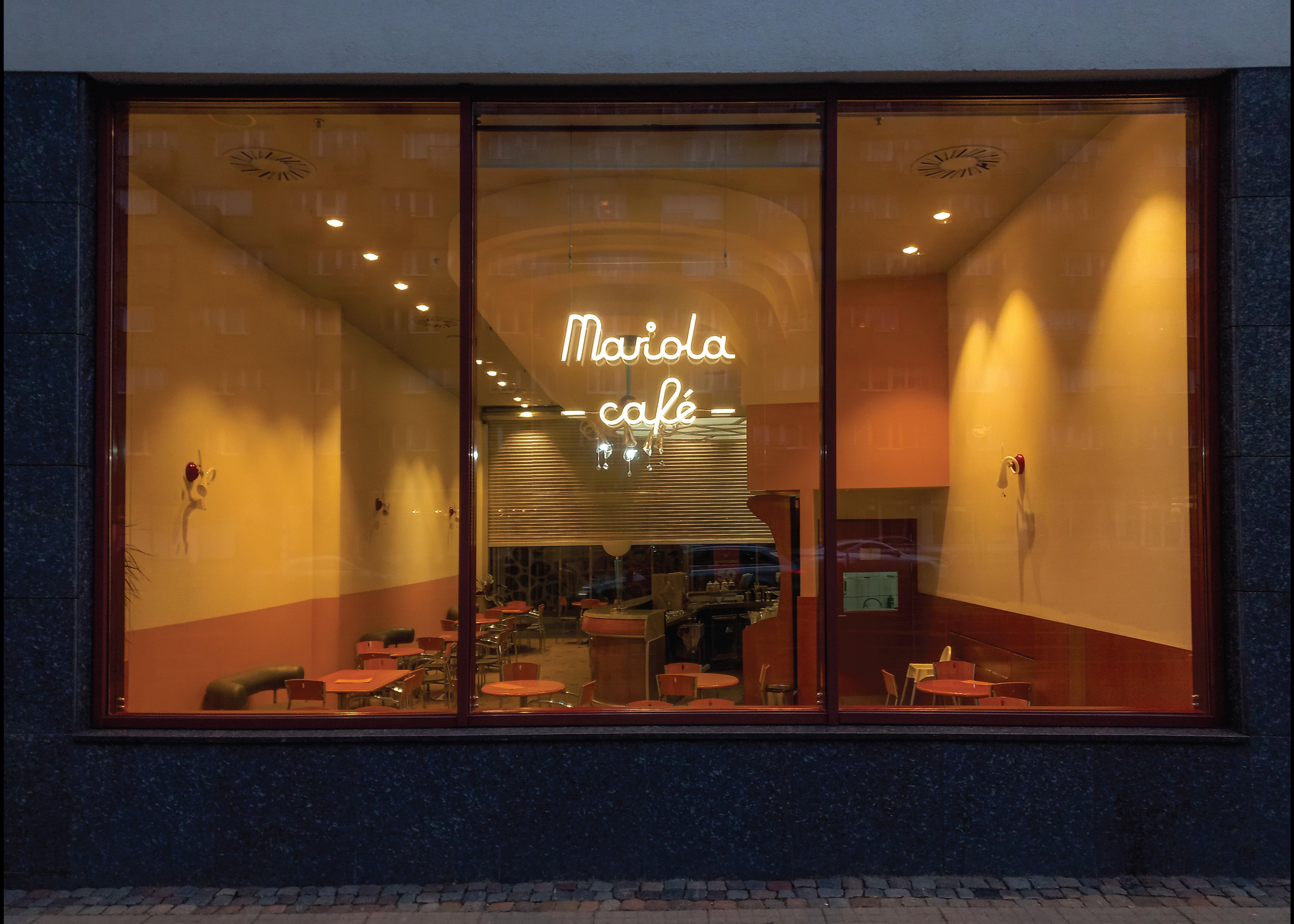 1. miejsce w konkursie na najlepiej zaprojektowany szyld w Gdyni - Mariola Cafe (na zdjęciu lokal w CH Batory)