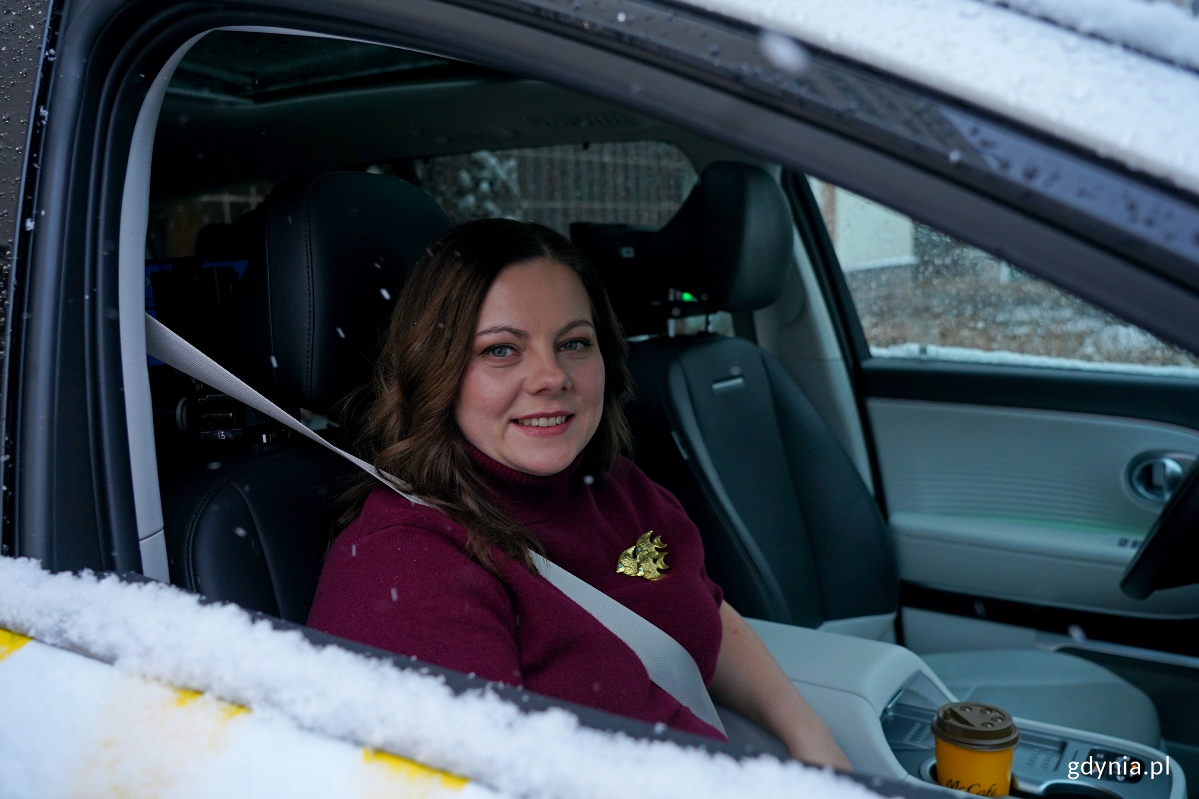 Prezydent Gdyni Aleksandra Kosiorek w samochodzie przed rozmową w programie &bdquo;Onet Rano w Podr&oacute;ży&rdquo; (fot. Magdalena Czernek) 