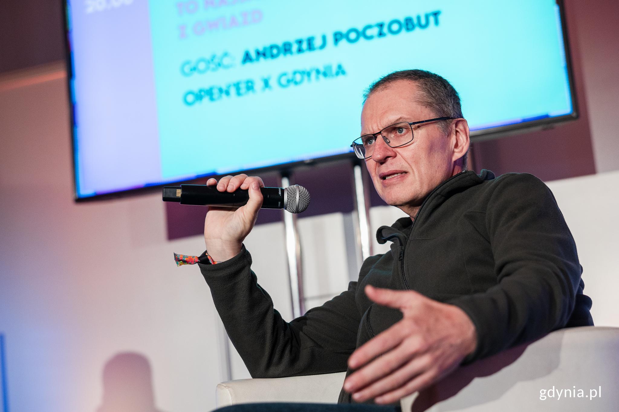 Andrzej Poczobut &ndash; dziennikarz i działacz Związku Polak&oacute;w na Białorusi podczas debaty &bdquo;Wolność to najjaśniejsza z gwiazd&rdquo;, kt&oacute;ra odbyła się w strefie NGO na Open'er Festivalu (fot. Karol Stańczak)