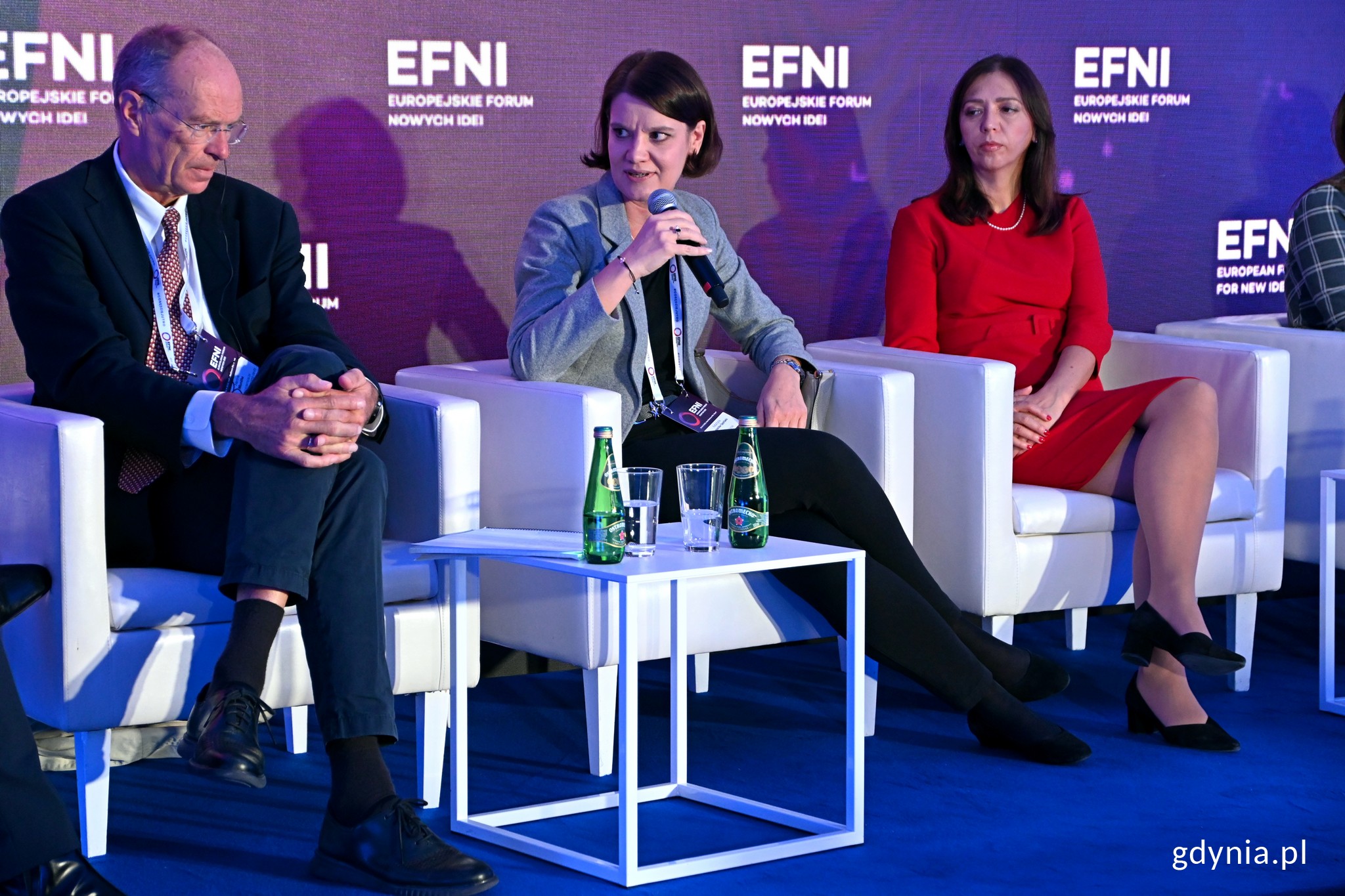 Od lewej: Henrik Munthe - przedstawiciel NHO, Katarzyna Gruszecka-Spychała - wiceprezydent Gdyni ds. gospodarki oraz Katarzyna Łażewska-Hrycko &ndash; gł&oacute;wny inspektor pracy podczas jedej z debat Europejskiego Forum Nowych Idei. siedzą na tle telebimu z umieszczonym w kilku miejscach napisem EFNI // fot. Magdalena Czernek