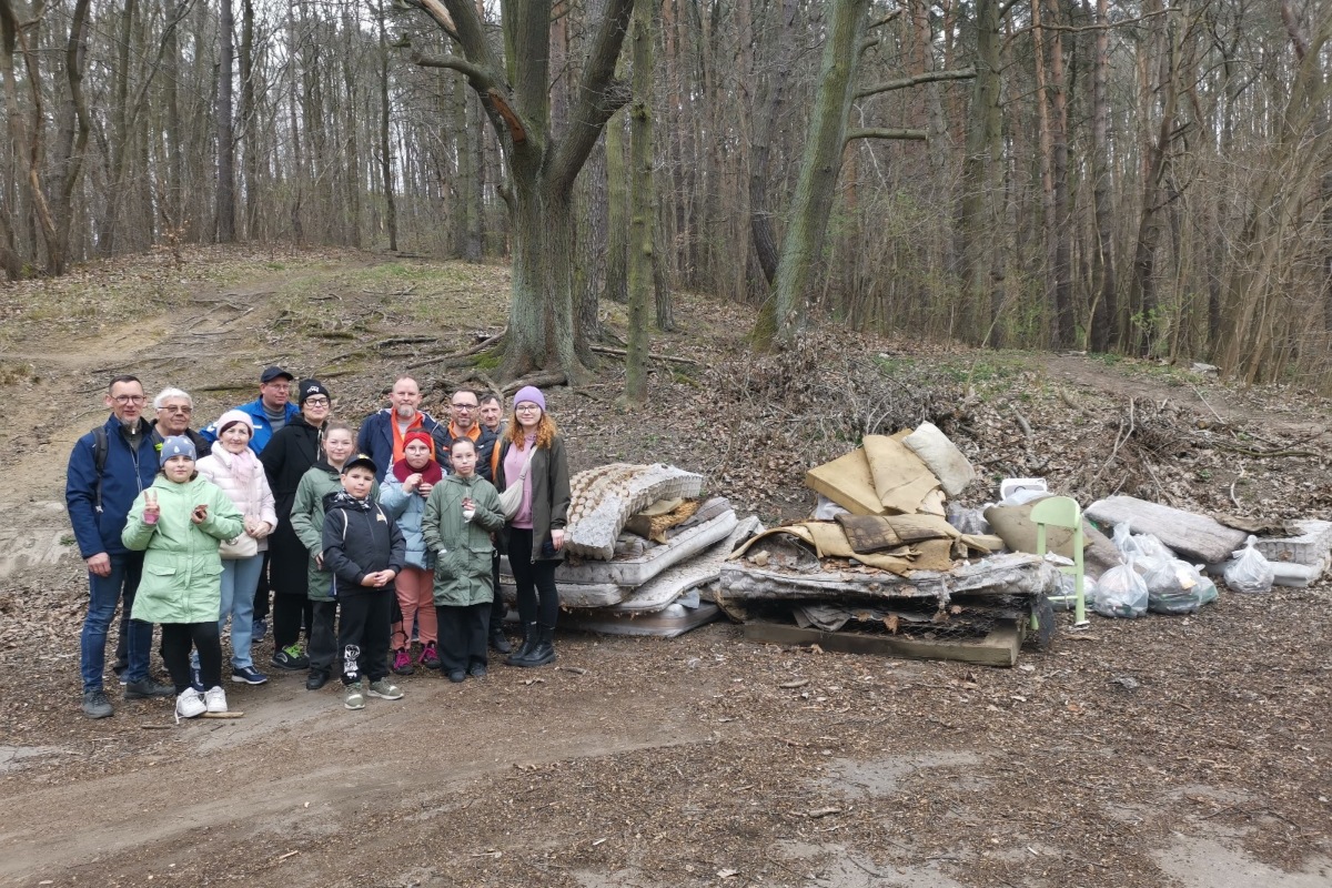 Radni dzielnicy Obłuże z uczestnickami akcji sprzątania z okazji Dnia Ziemi (fot. Rada Dzielnicy Obłuże)