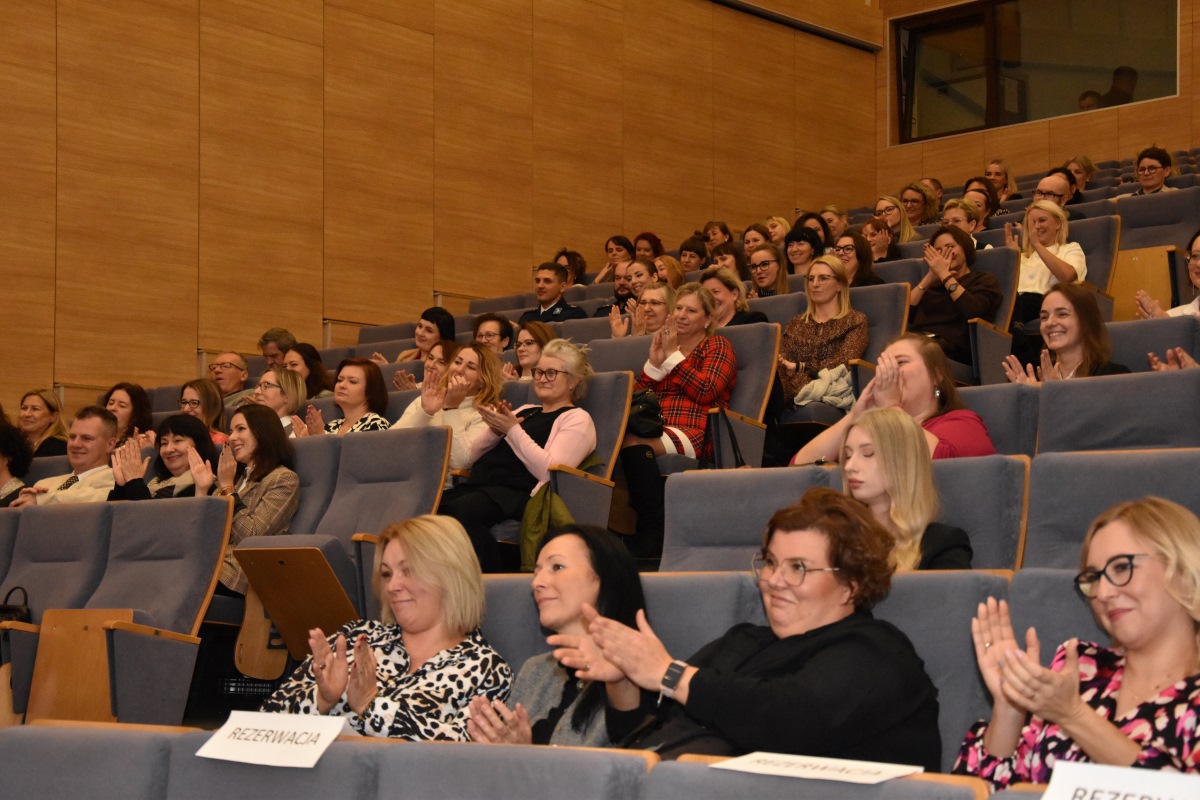 Zdjęcie przedstawia dużą grupe ludzi na widowni podczas Święta Pracownik&oacute;w Pomocy Społecznej