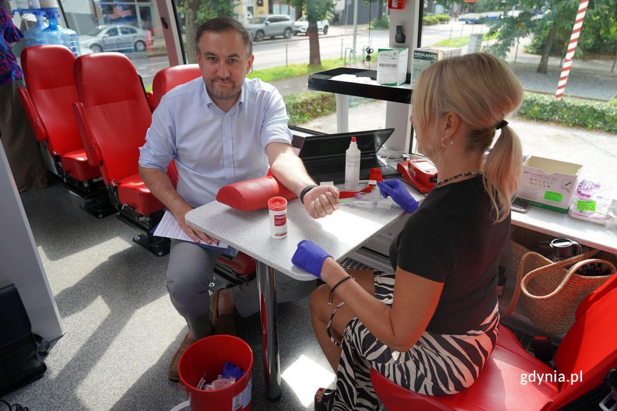Wiceprezydent Gdyni Tomasz Augustyniak w krwiobusie
