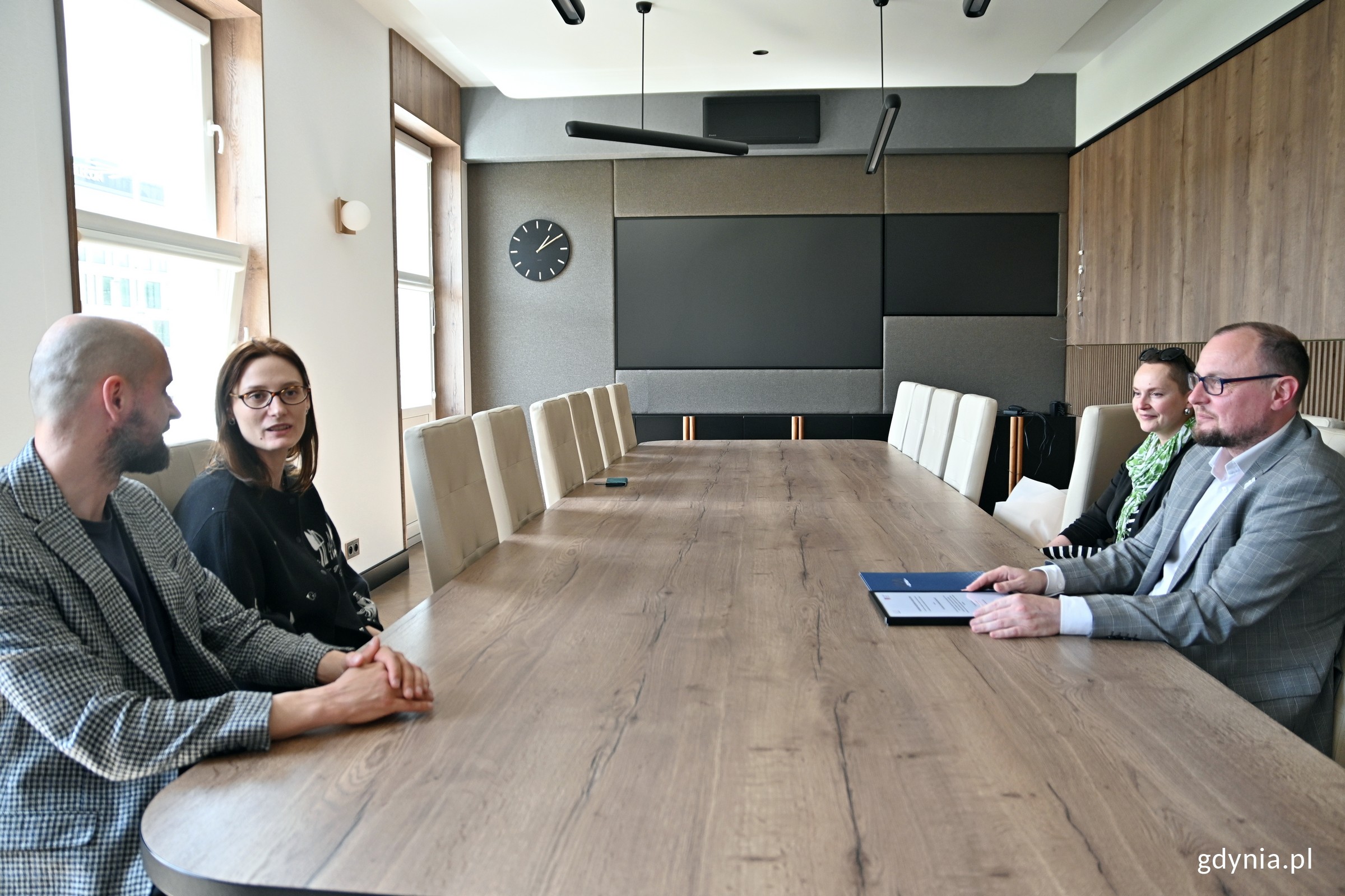 Mariusz Bzdęga &ndash; dyrektor zarządzający ds. kultury i aktywności mieszkańc&oacute;w Urzędu Miasta Gdyni, Maja Wagner &ndash; naczelniczka Wydziału Kultury Urzędu Miasta Gdyni oraz Karolina Kurpiewska-Berendt wraz z mężem Krzysztofem podczas spotkania w gdyńskim ratuszu (fot. Magdalena Czernek)