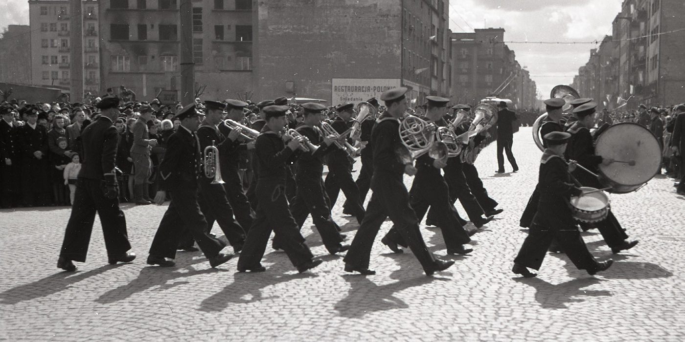 Jak chcesz, to i z miski ukręcisz dobre brzmienie &ndash; warsztaty muzyczne (na zdjęciu orkiestra na ulicy Gdyni); źr&oacute;dło: Muzeum Miasta Gdyni