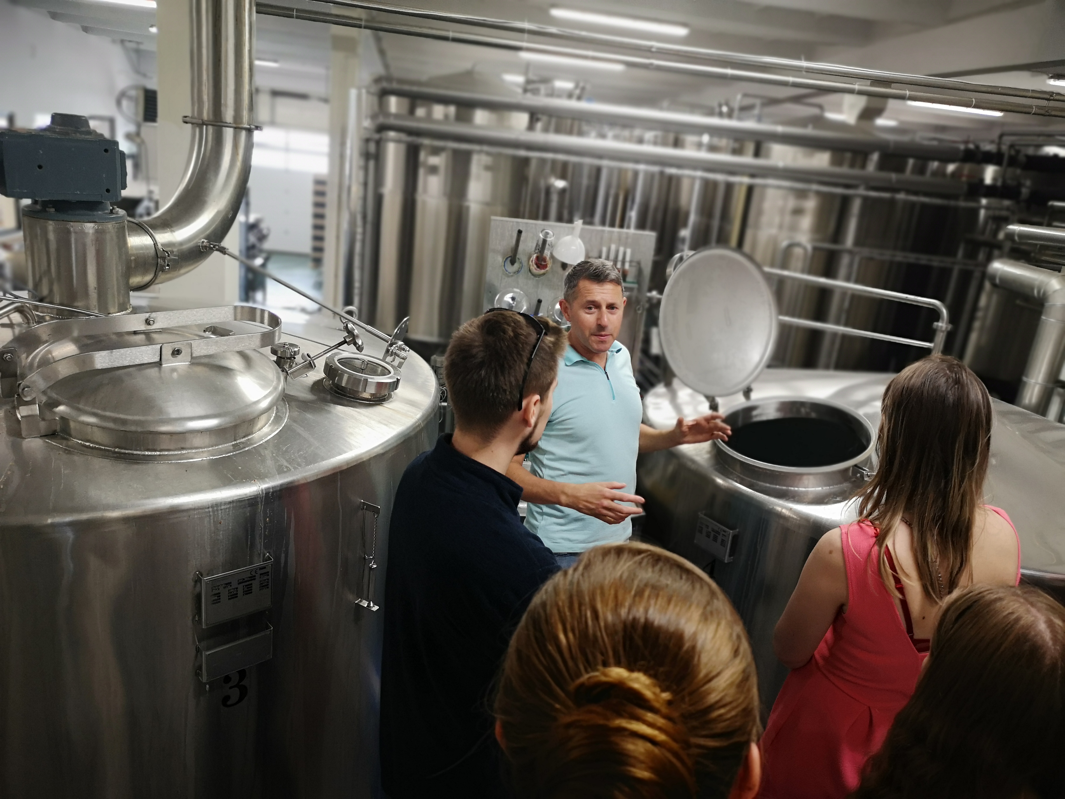 Jeden z prelegent&oacute;w tegorocznej edycji Pomorskich Spotkań Piwowar&oacute;w, wsp&oacute;łzałożyciel AleBrowaru - Arkadiusz Wenta na tle wnętrza browaru.