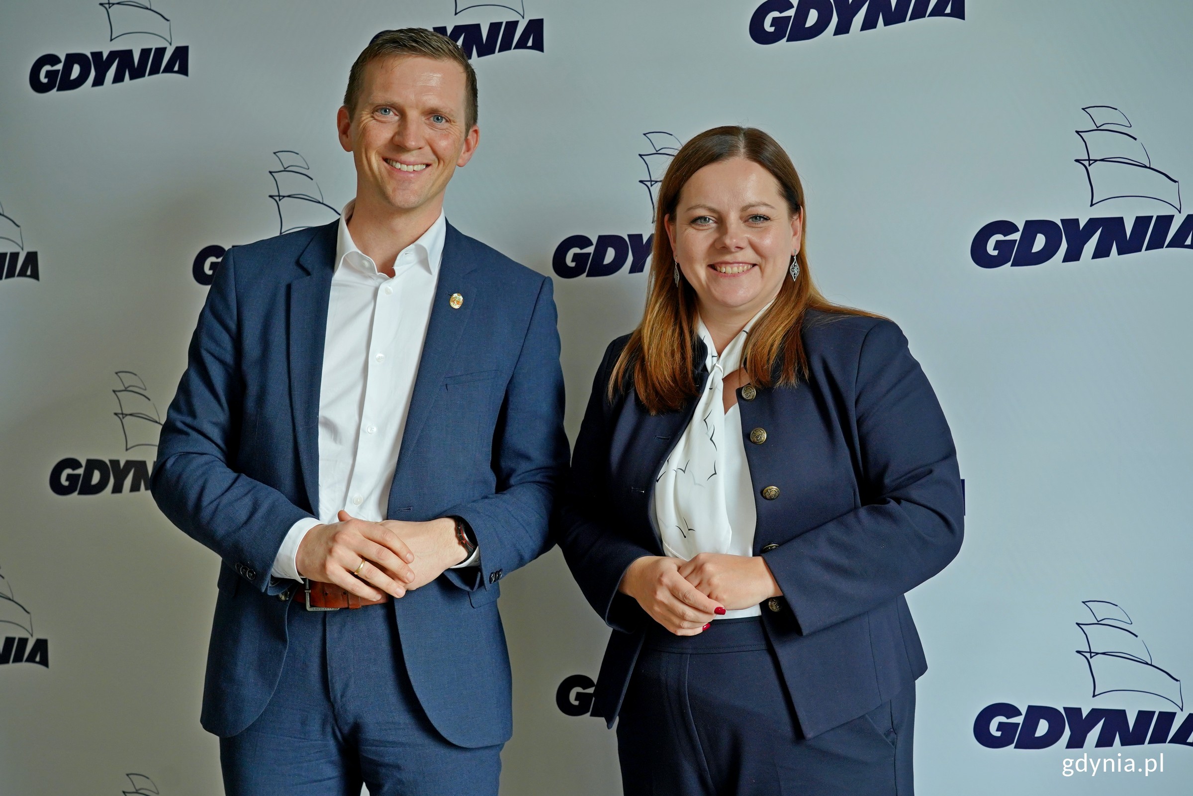 Prezydent Gdyni Aleksandra Kosiorek i Mathias Bernander &ndash; prezydent Kristiansandu podczas spotkania w Urzędzie Miasta Gdyni (fot. Magdalena Czernek)