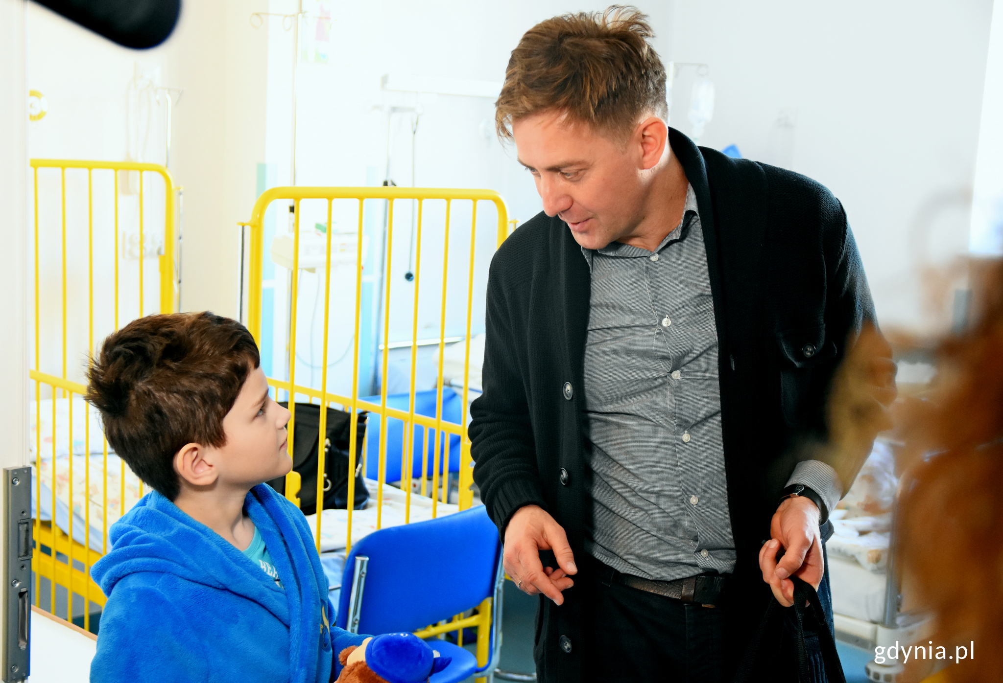 Rafał Kr&oacute;likowski z jednym z pacjent&oacute;w szpitala, fot. Kamil Złoch