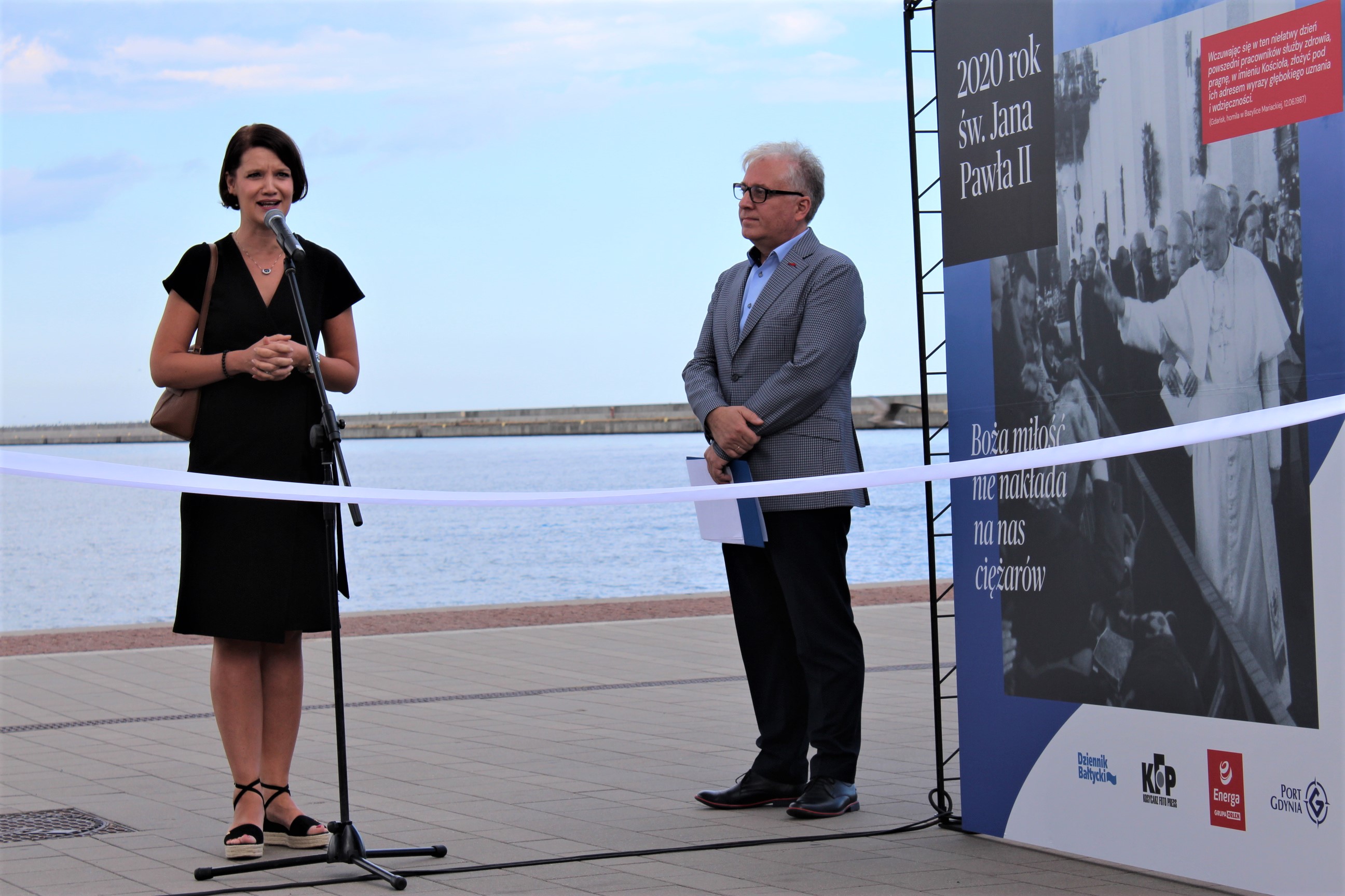 Na zdj. wiceprezydent Gdyni Katarzyna Gruszecka-Spychała w czasie otwarcia wystawy fotograficznej, fot. Magda Śliżewska