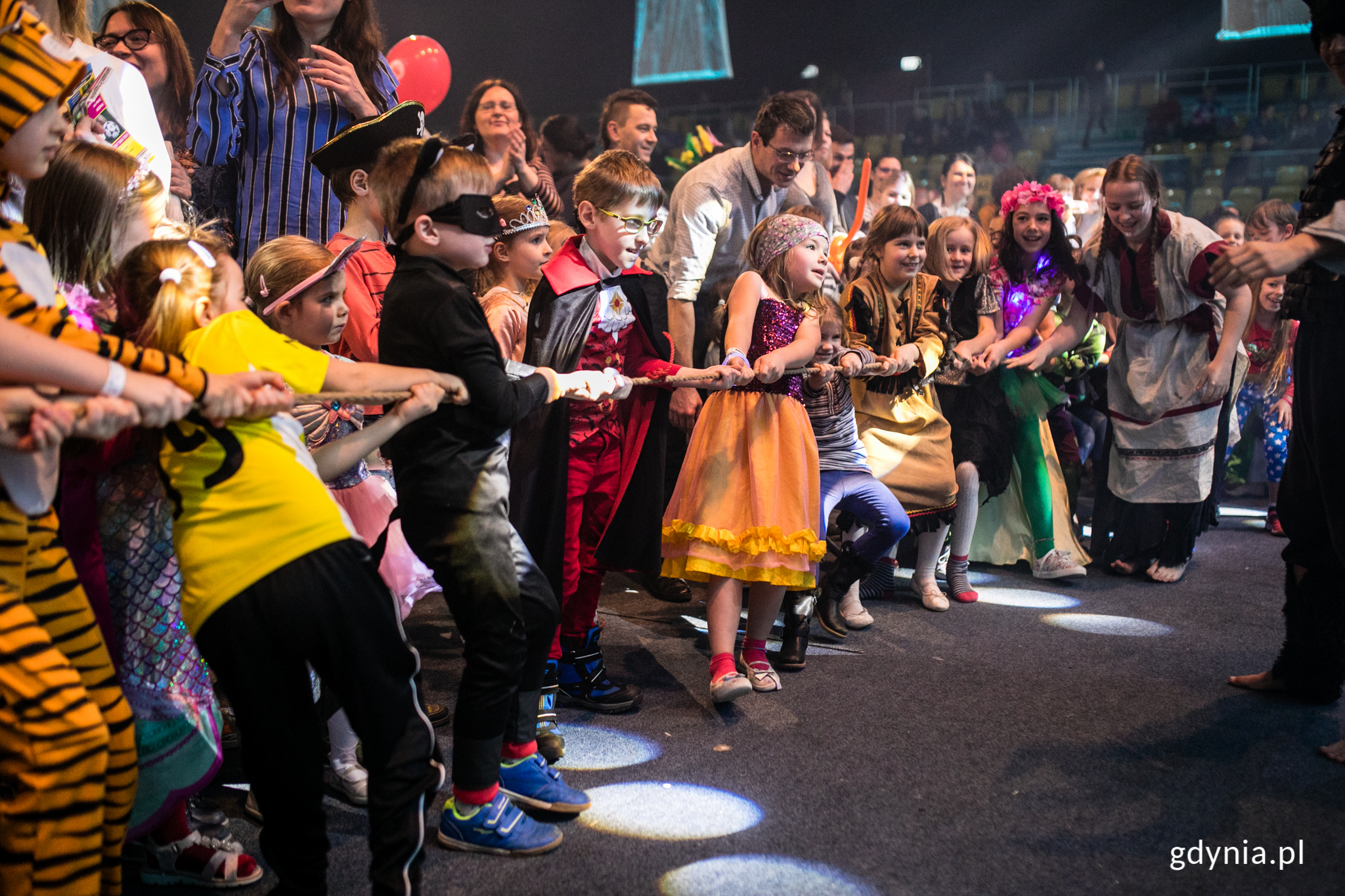 Dzieci w przebraniach w czasie Wielkiego Balu Karnawałowego na urodziny Gdyni. Fot. GR