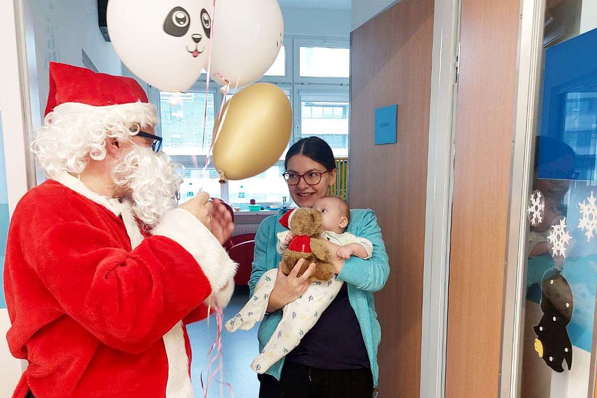 Oddział Pediatrii w Szpitalu św. Wincentego a Paulo odwiedził Mikołaj z Fundacji Przemek Dzieciom - aktor Tadeusz Chudecki. Źr&oacute;dło: Szpitale Pomorskie