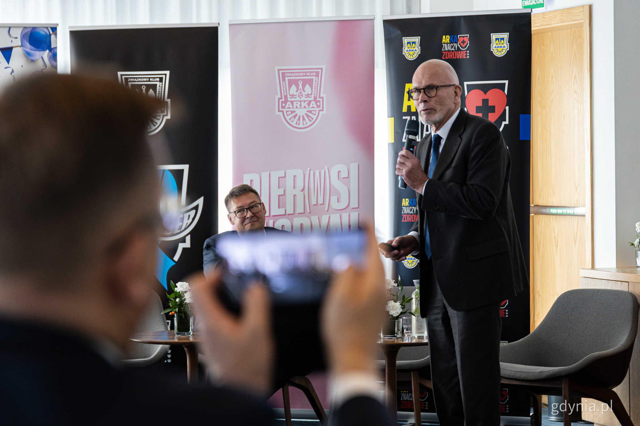 Przemawia doktor Robin Ireland (fot. Kamil Złoch)