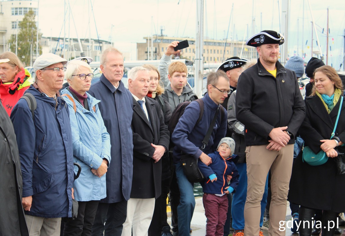 Na zdj. (od lewej): radny Gdyni Zenon Roda, Joanna Zielińska, przewodnicząca Rady Miasta Gdyni, senator RP Sławomir Rybicki, Bogusław Witkowski, prezes Pomorskiego Związku Żeglarskiego, Nadia, c&oacute;rka kapitana Drapelli oraz Maciej Sodkiewicz, kapitan Mesy Gdańskiej Bractwa Wybrzeża i organizator zlotu &bdquo;Pr&oacute;chno i Rdza&rdquo; (drugi z prawej)