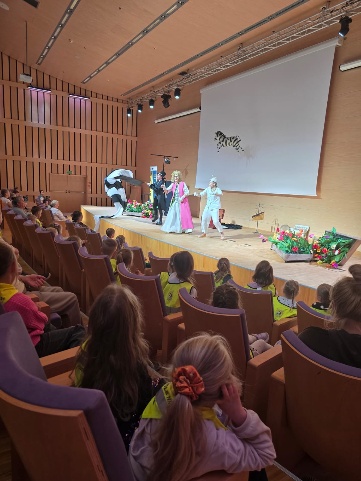 spektakl Teatru Gdynia Gł&oacute;wna dla uczestnik&oacute;w kampanii "Odprowadzam Sam", mat. gdynia mobilna. 