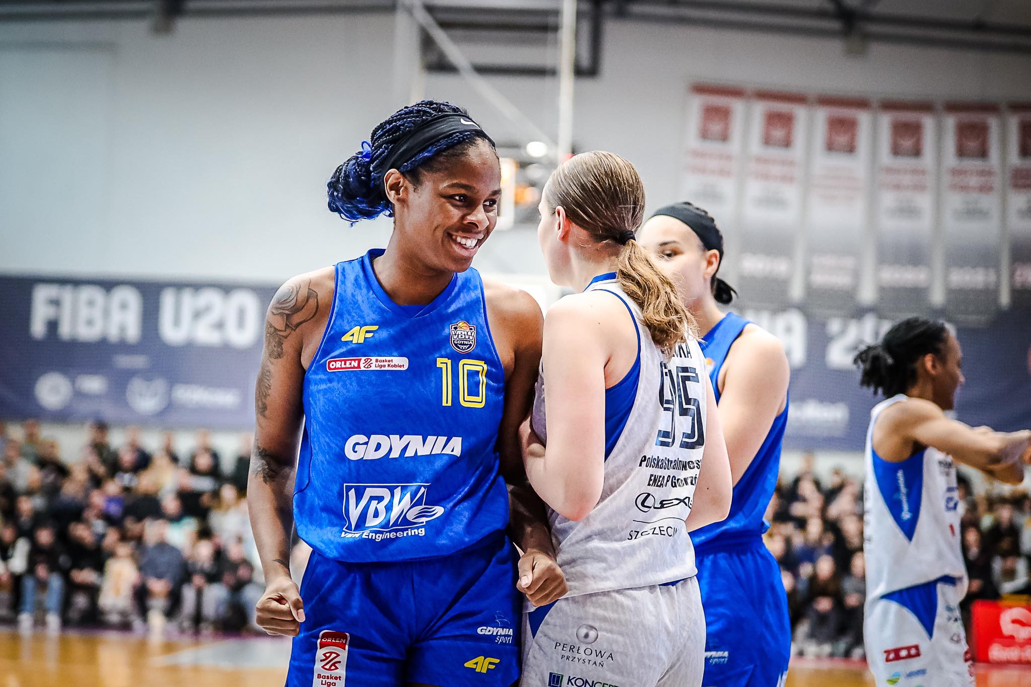 zawodniczka z uśmiechem na twarzy