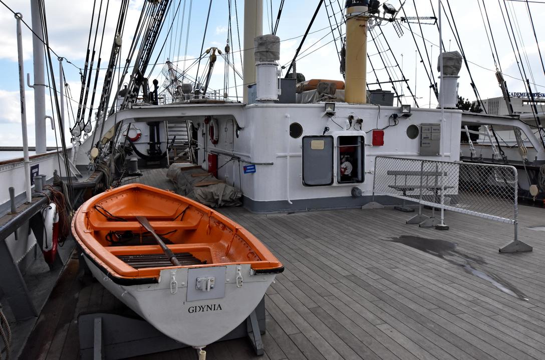 Pokład &bdquo;Daru Pomorza&rdquo;, kt&oacute;ry już został wyremontowany, fot. Kamil Złoch