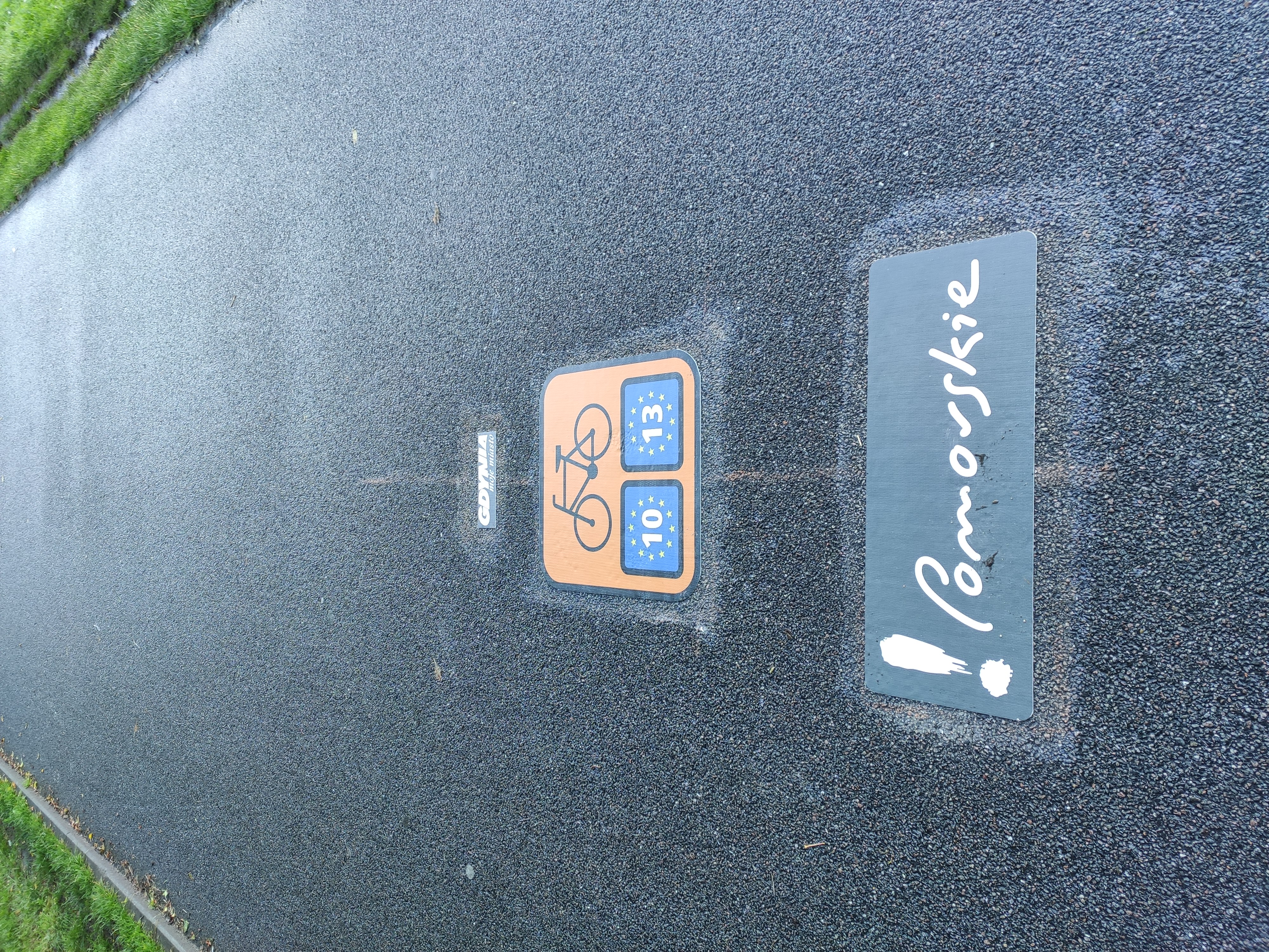 Znakowanie ścieżki rowerowej przy Bulwarze Nadmorskim. Fot. AR Kleks