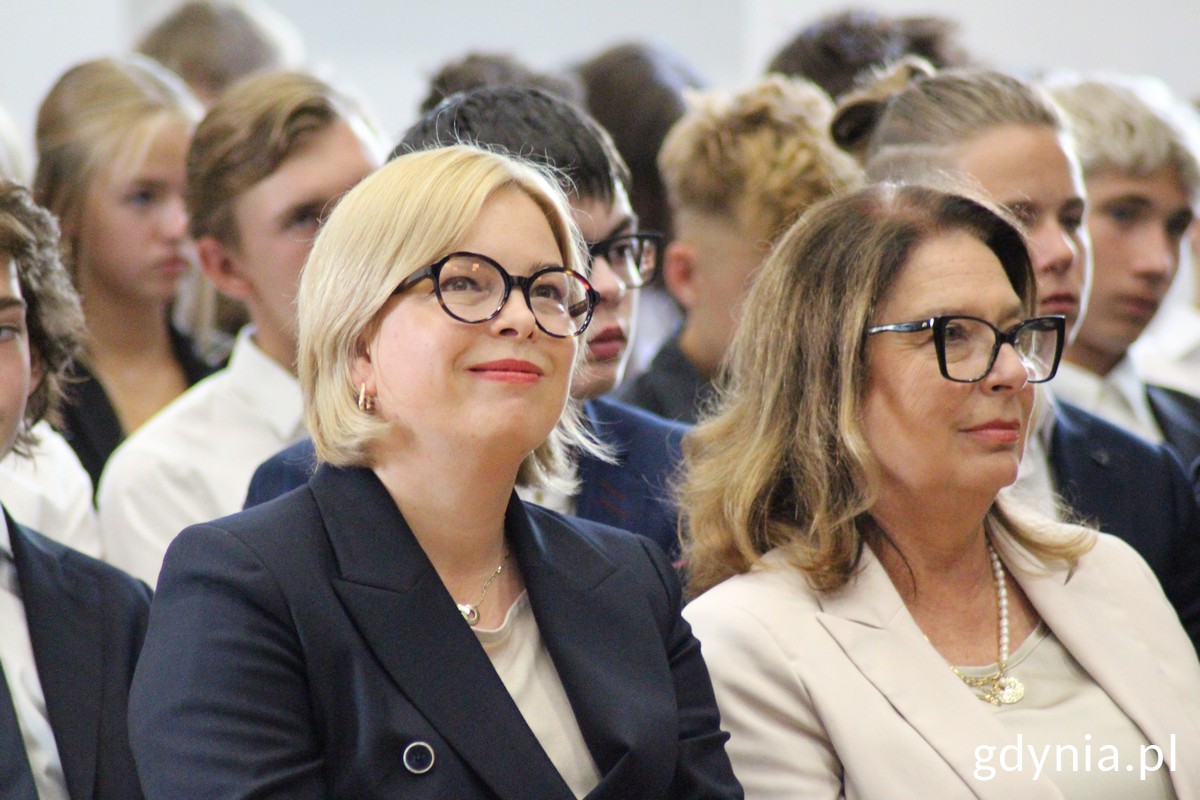 Od lewej siedzą: wiceprezydentka Gdyni Oktawia Gorzeńska i Małgorzata Kidawa-Błońska, Marszałek Senatu RP