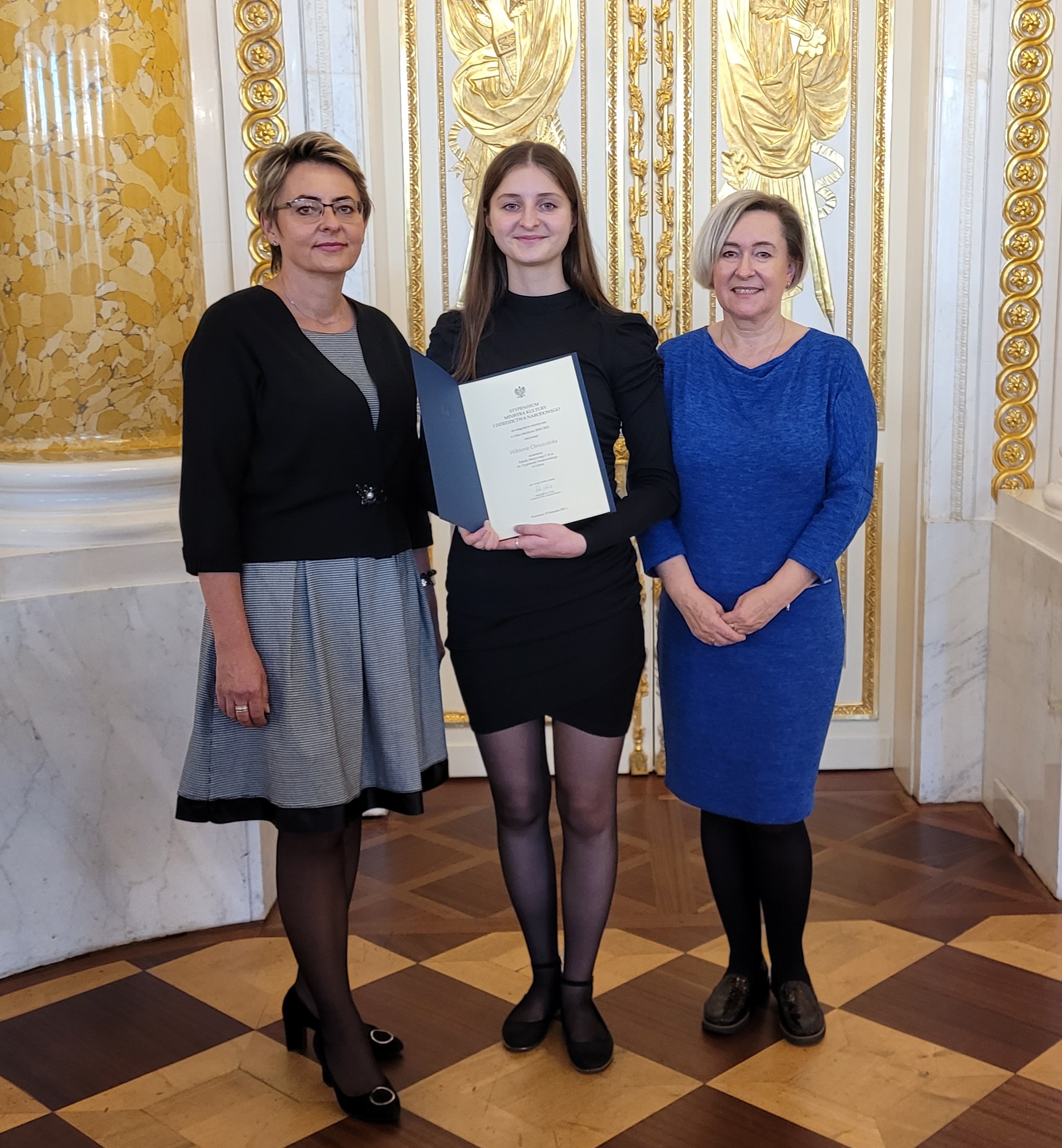 Wiktoria Chruścińska, oboistka z Gdyni (w środku) oraz Joanna Rutkowska, dyrektorka Szkoły Muzycznej I i II stopnia w Gdyni (po lewej) na Zamku Kr&oacute;lewski w Warszawie // fot. materiały prasowe Szkoły Muzycznej I i II stopnia w Gdyni