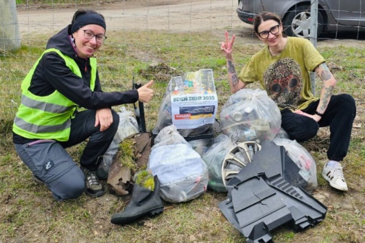 Radne dzielnicy Pustki Cisowskie-Demptowo Monika Rak i Marta Martuzalska podczas akcji sprzątania z okazji Dnia Ziemi (fot. Rada Dzielnicy Pustki Cisowskie-Demptowo)