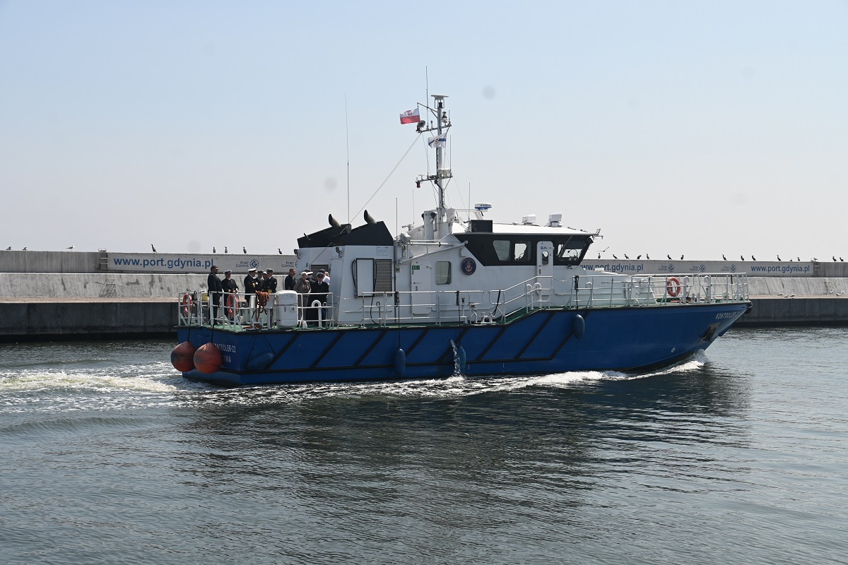 W samo południe z basenu Prezydenta na statku wyruszyła reprezentacja ludzi morza i urzędnik&oacute;w. Na wodach Zatoki Gdańskiej złożyli symboliczny hołd tym, co odeszli na wieczną wachtę. Fot. Zygmunt Gołąb 