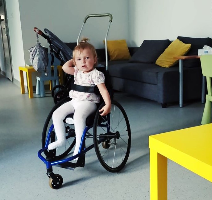 Tosia przymierza się do w&oacute;zka. Źr&oacute;dło: https://www.facebook.com/Zatrzyma%C4%87-SMA-Antonina-Pop%C5%82awska-106158124334572/