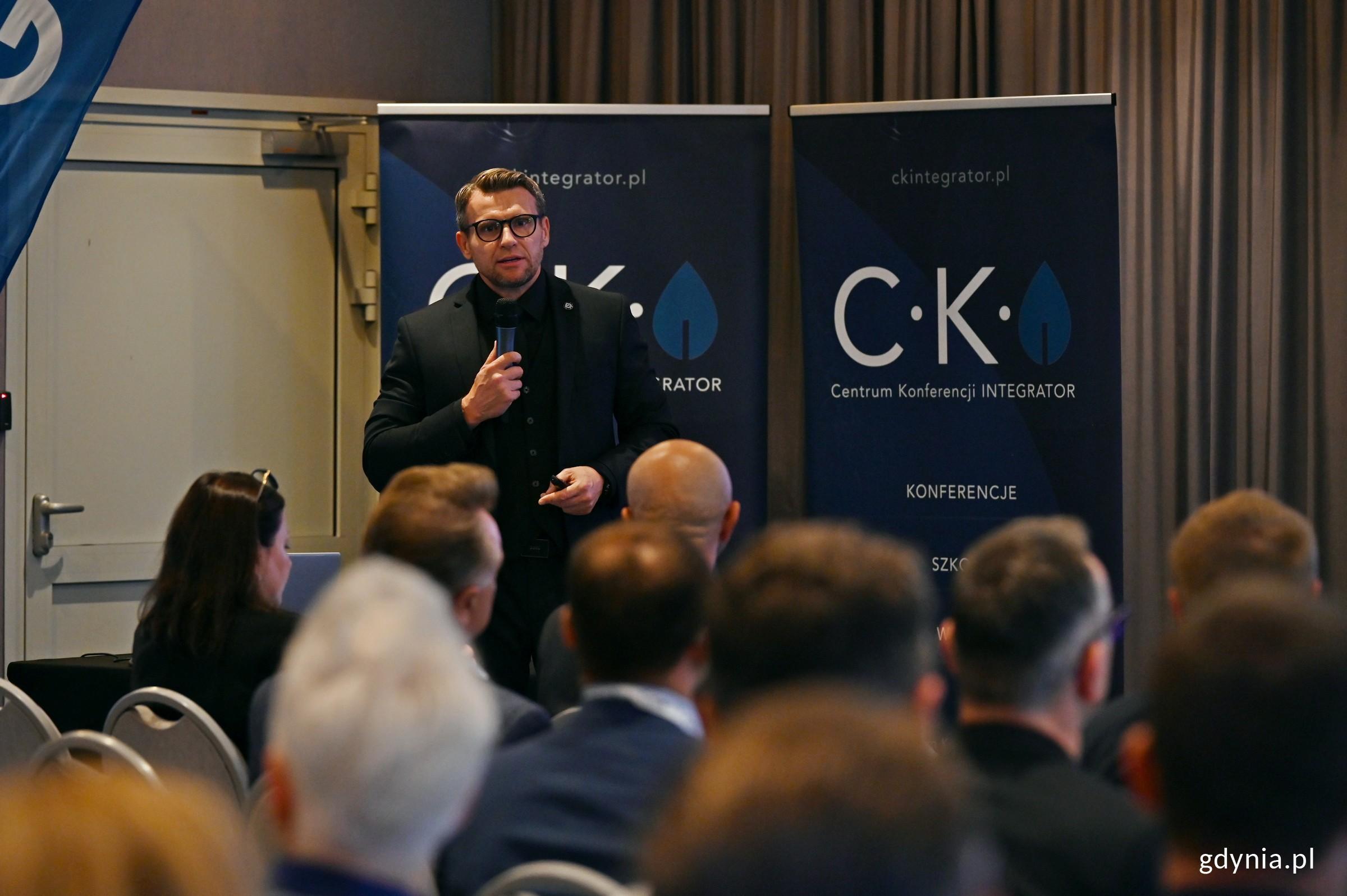 mjr dr hab. inż. Jarosław Stelmach z Safety Project wygłaszający wykład otwierający III Konferencję &bdquo;Branża wodno-kanalizacyjna &ndash; Ochrona i bezpieczeństwo infrastruktury krytycznej. Reagowanie w sytuacjach kryzysowych&rdquo; (fot. Magdalena Czernek)