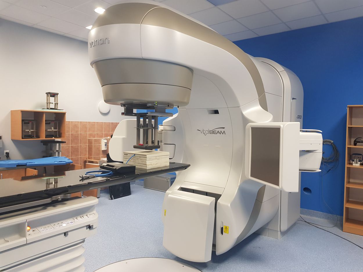 Nowo zainstalowany akcelerator liniowy oferuje pacjentom bardzo precyzyjny system obrazowania stożkową wiązką o energii kV w r&oacute;żnych fazach oddechowych (tzw. 4D CBCT). Mat. prasowe Szpitali Pomorskich.